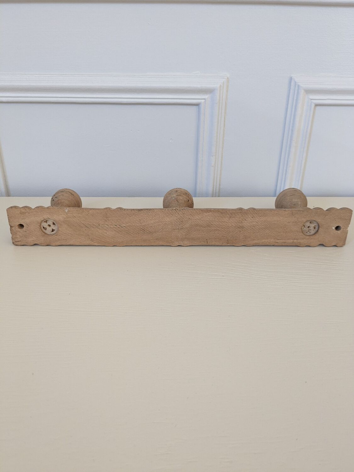 Wall-mounted coat rack with 3 hooks