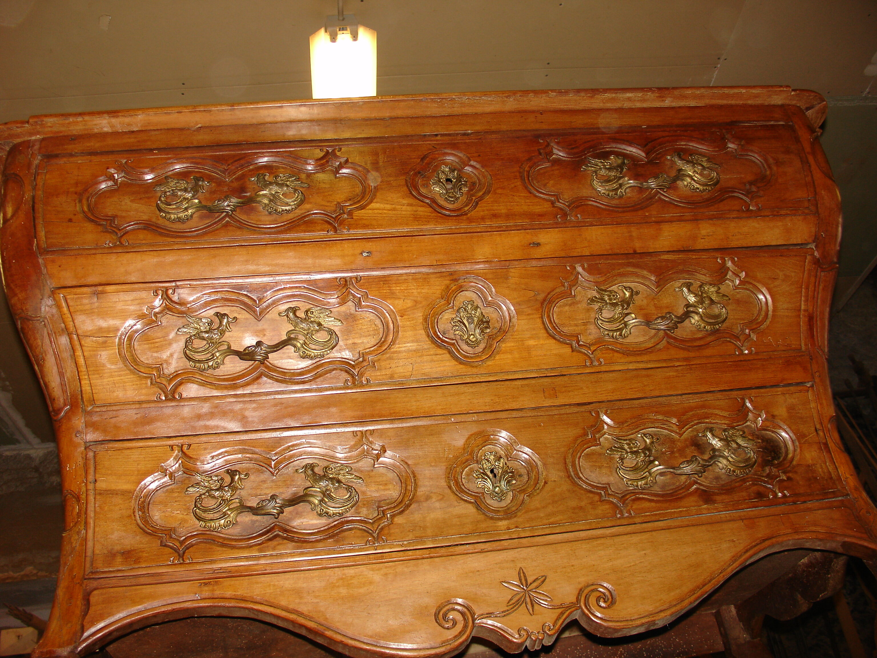 Commode dite "Tombeau" époque Régence de la fin du XVII siècle en merisier massif