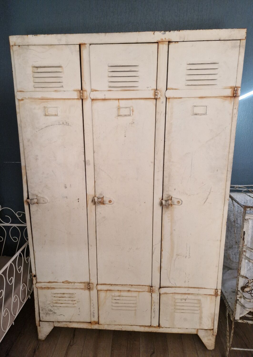Old 3-door locker room