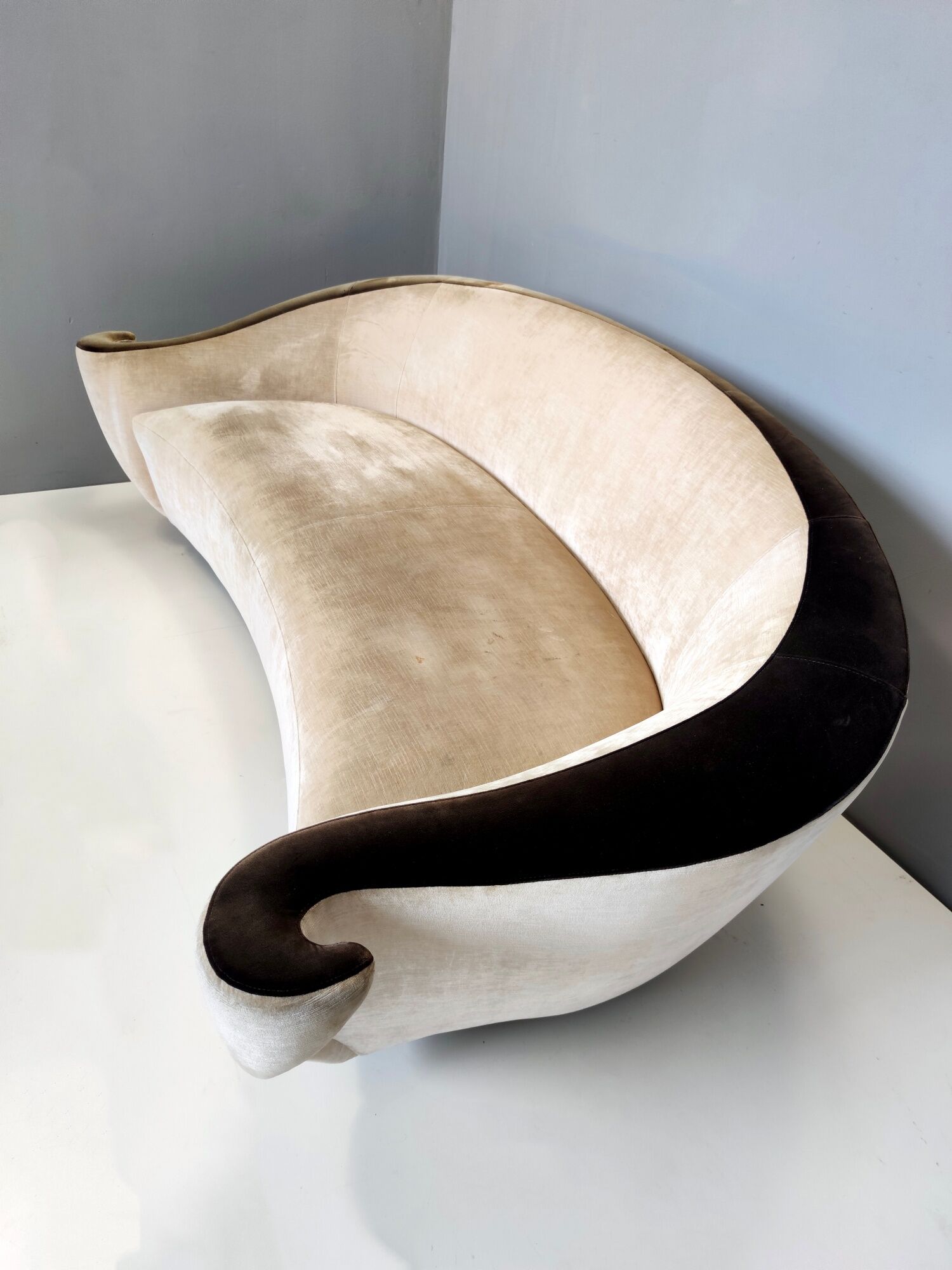 Fairy-tale kidney bean beige velvet sofa, italy