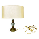 Lampe de table en laiton inspirée du style Hollywood Regency avec abat-jour en tambour.