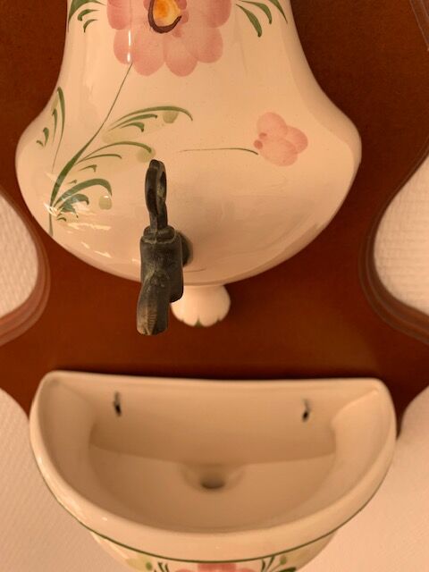 Green and pink water fountain