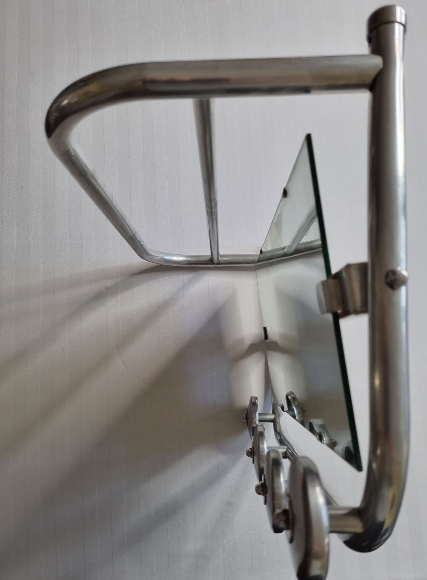 Portemanteau mural en aluminium avec miroir orientable, 4 patères et un porte chapeau, années 50
