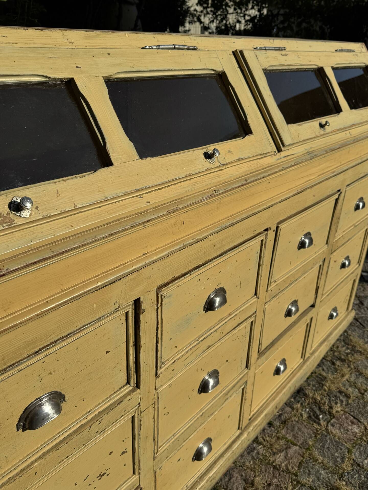 Workshop cabinet with drawers