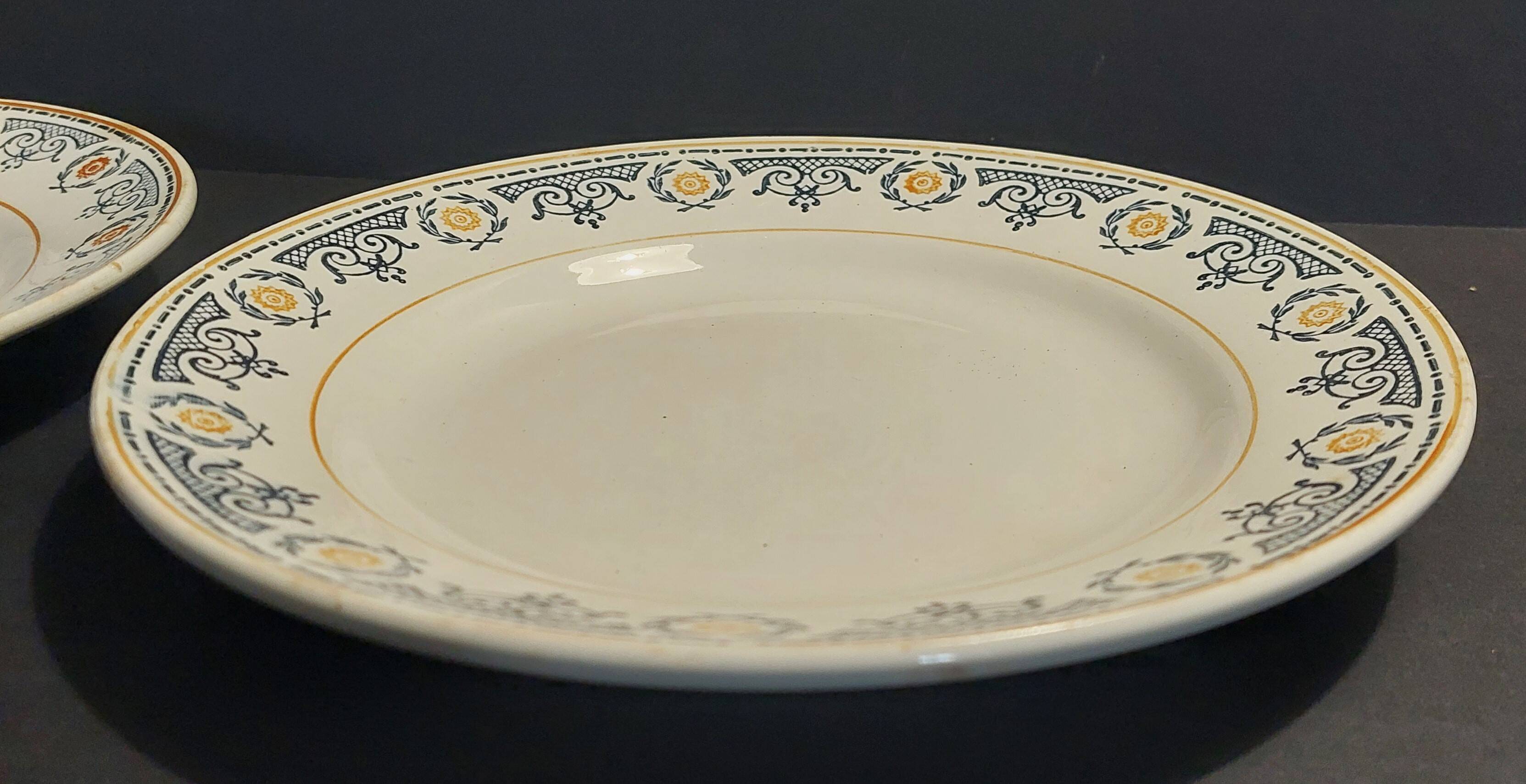 Pair of Saint Amand 20th century earthenware dinner plates