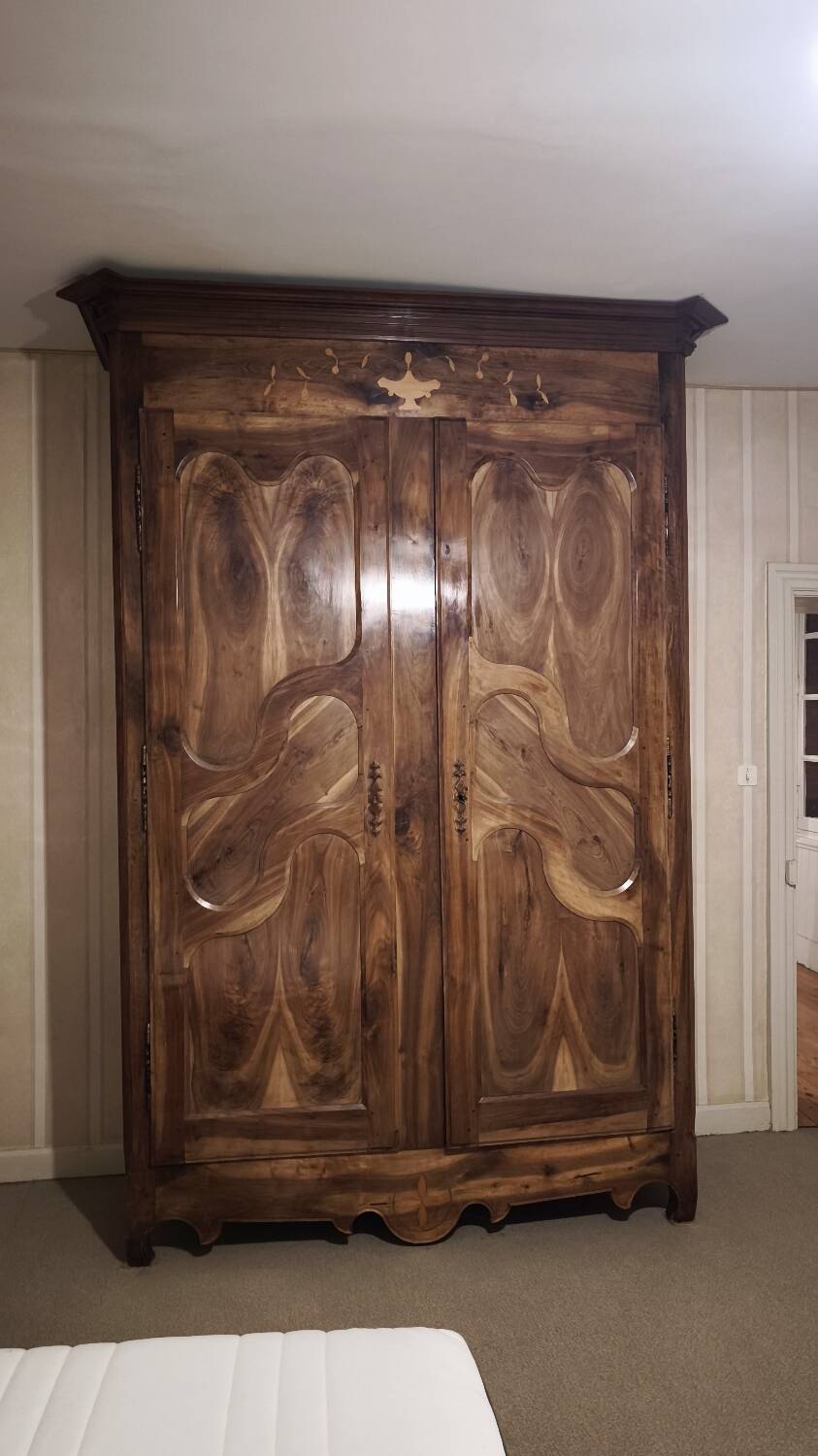 Magnifique armoire en noyer