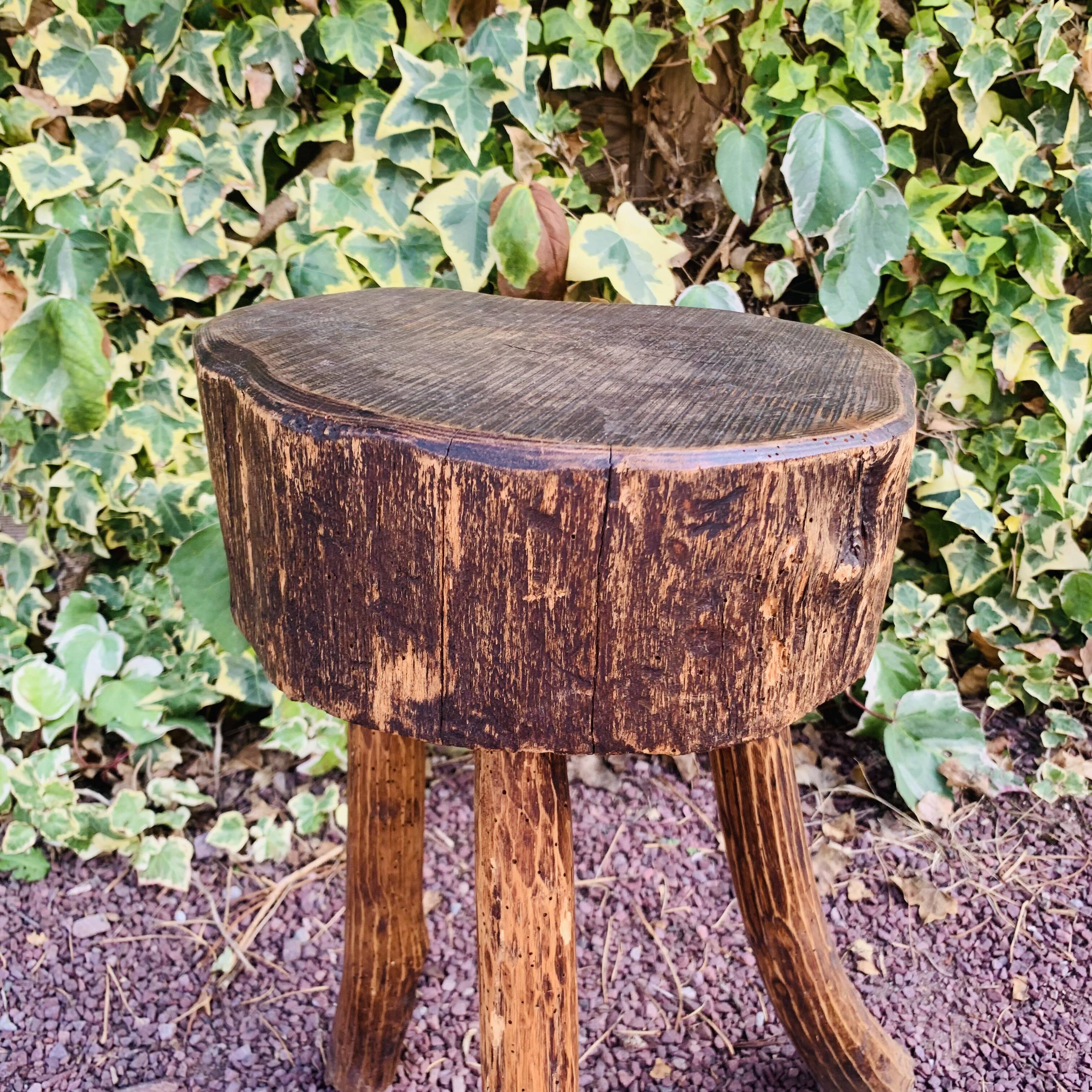 Tabouret tripode en bois massif