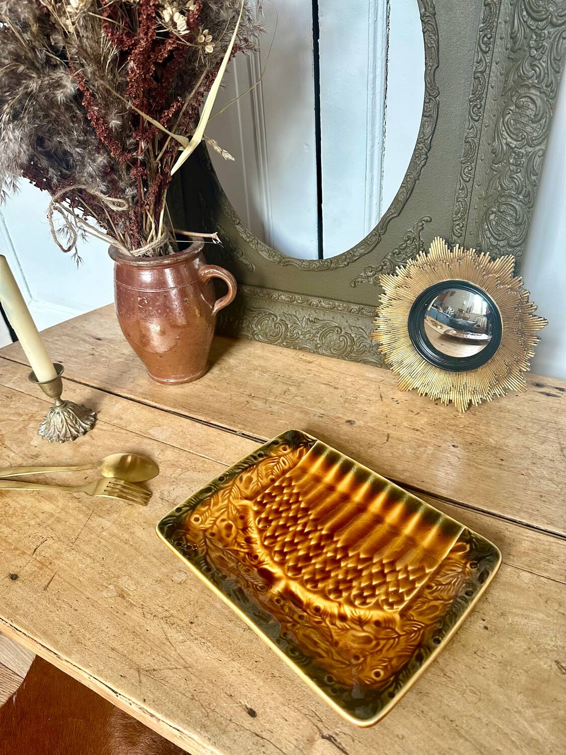 Petit plat à asperges en barbotine