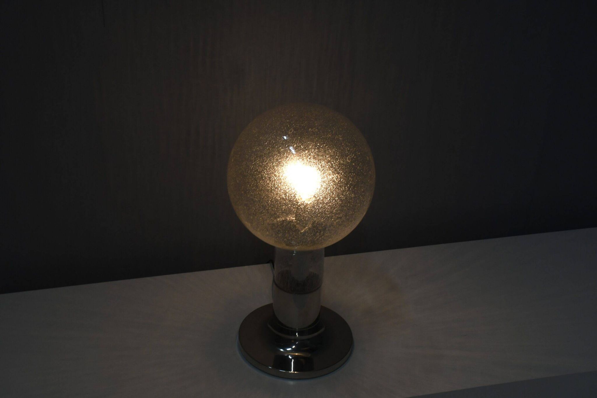 Grande lampe de table en chrome et verre Temde, Suisse, années 1960