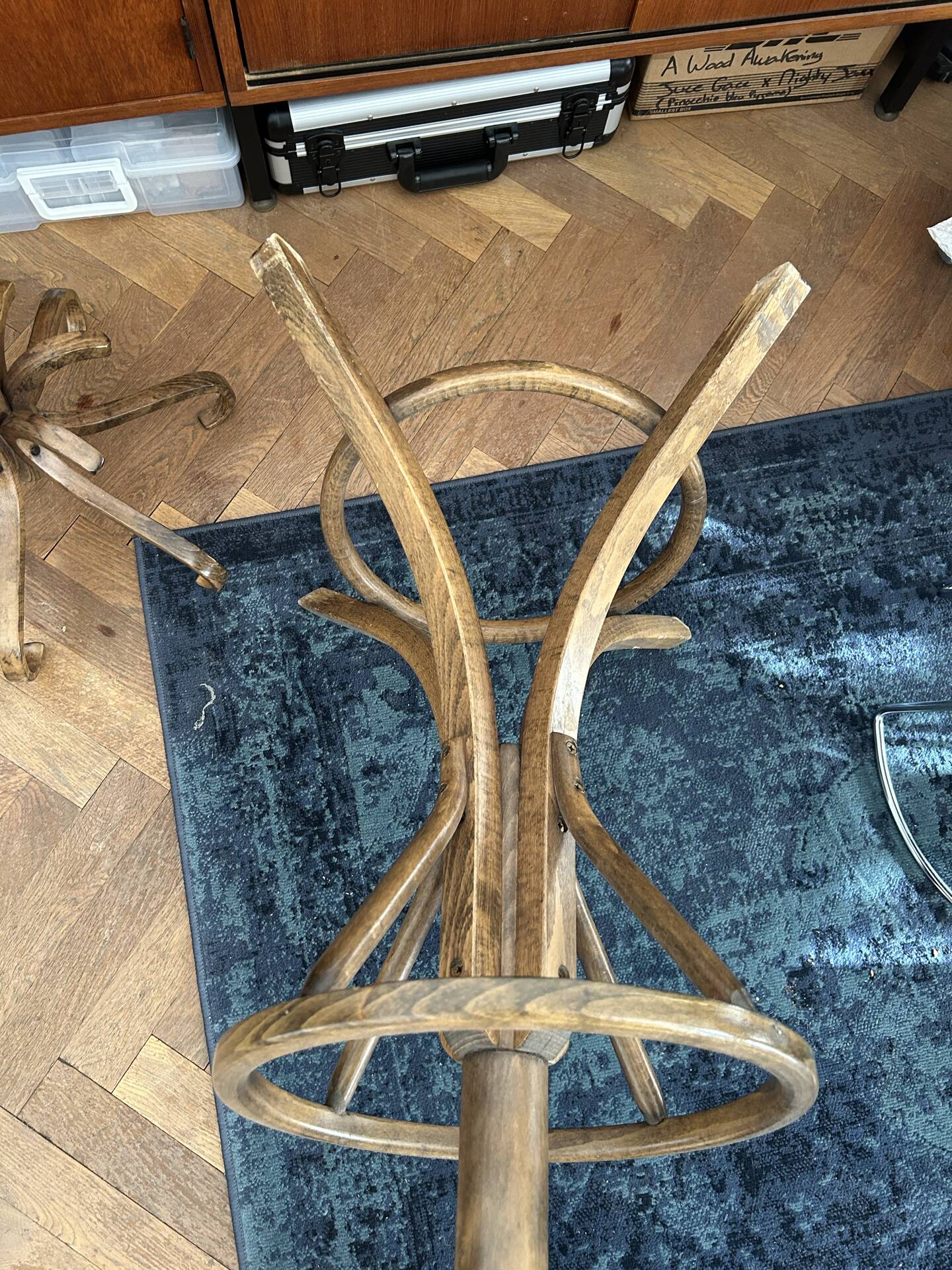 Baumann coat rack, swivelling parrot design from the 60s/70s in wood.