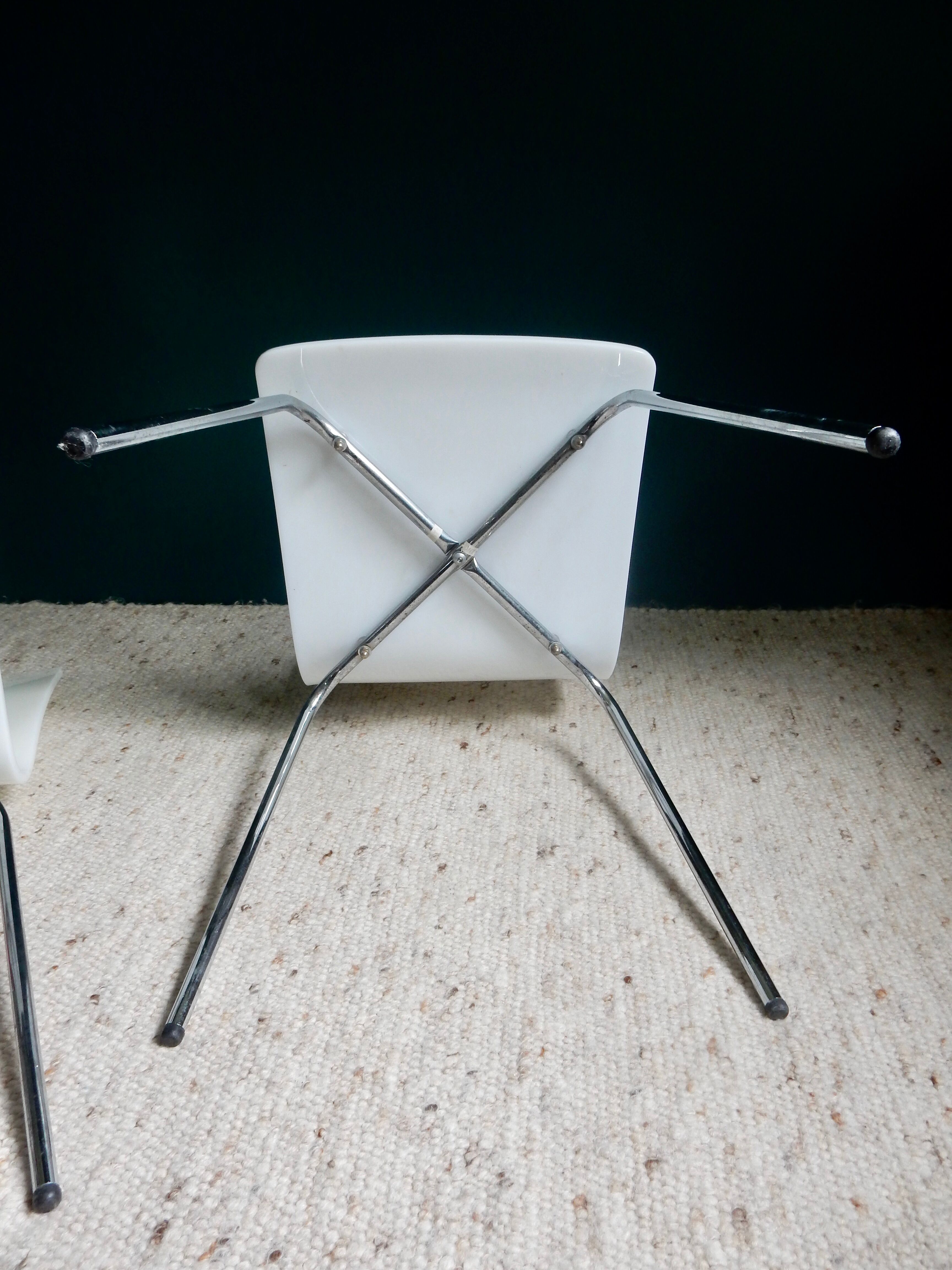 Paire de chaises blanches en plexiglas années 70