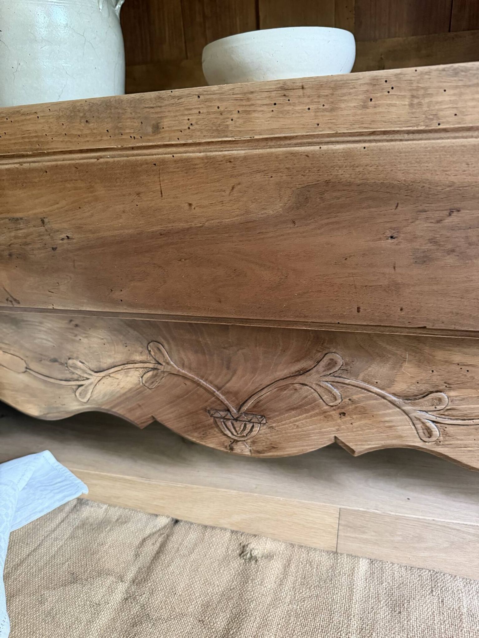 Bibliothèque en bois rénovée