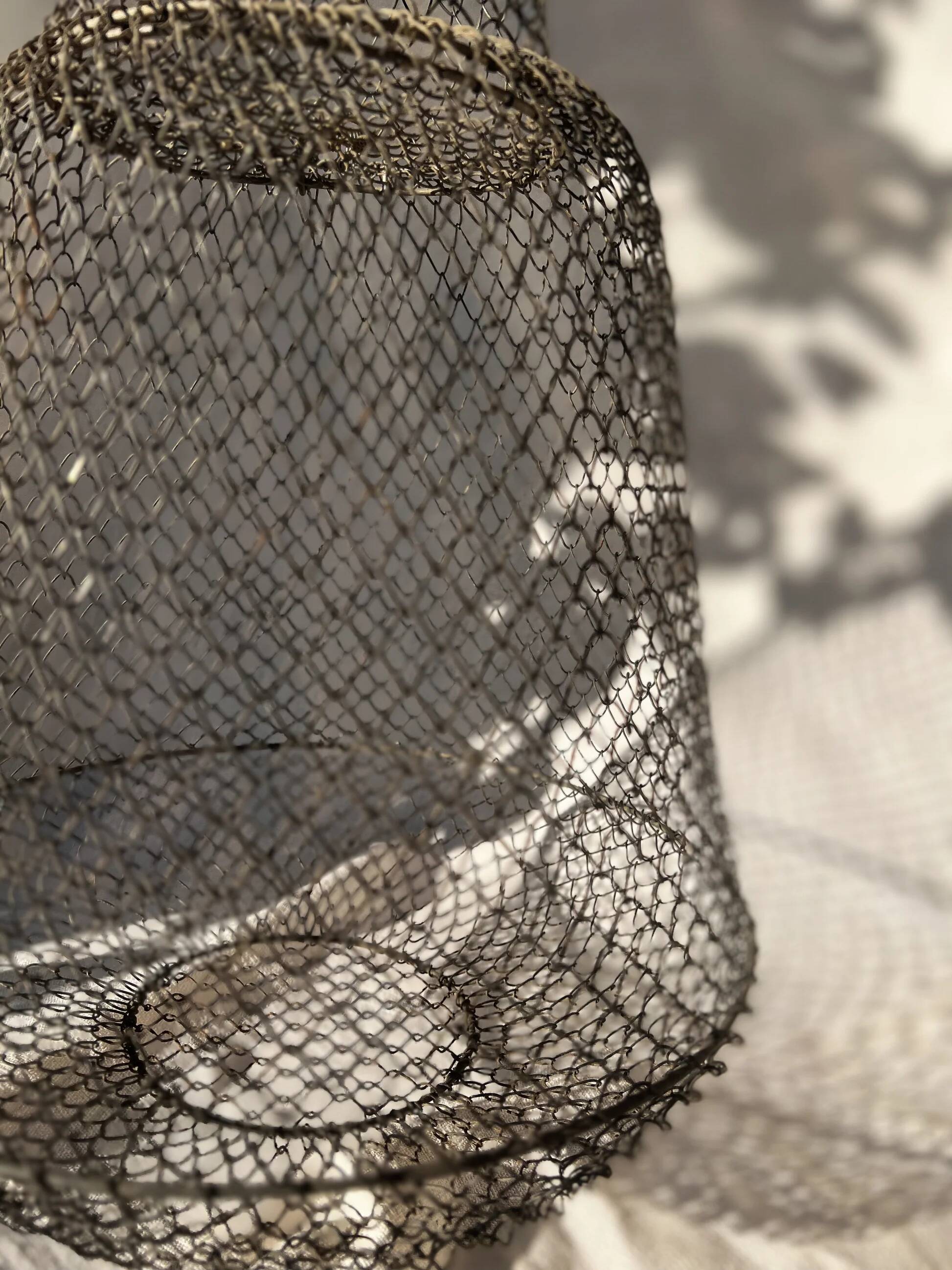Grand panier de pêche français ancien en fil de fer