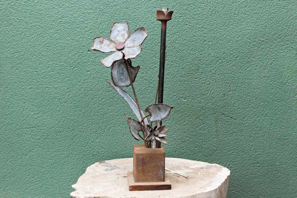 Brutalist metal lamp base, flowers
