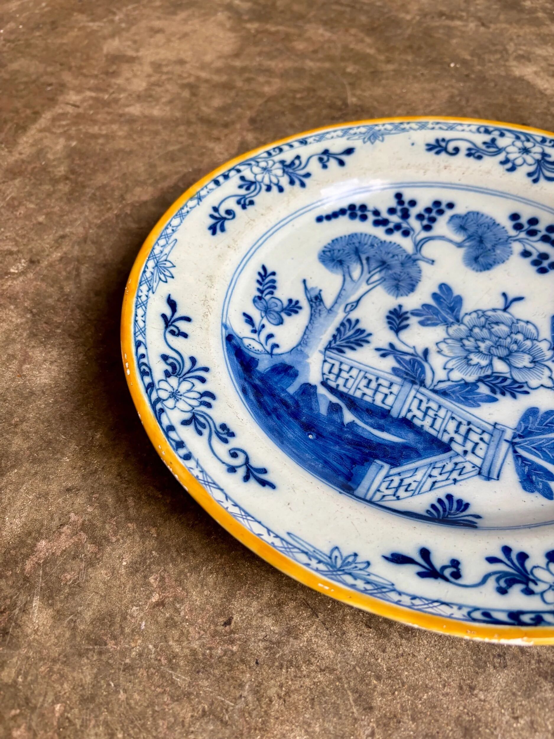 Round plate from Delft, 18th century.