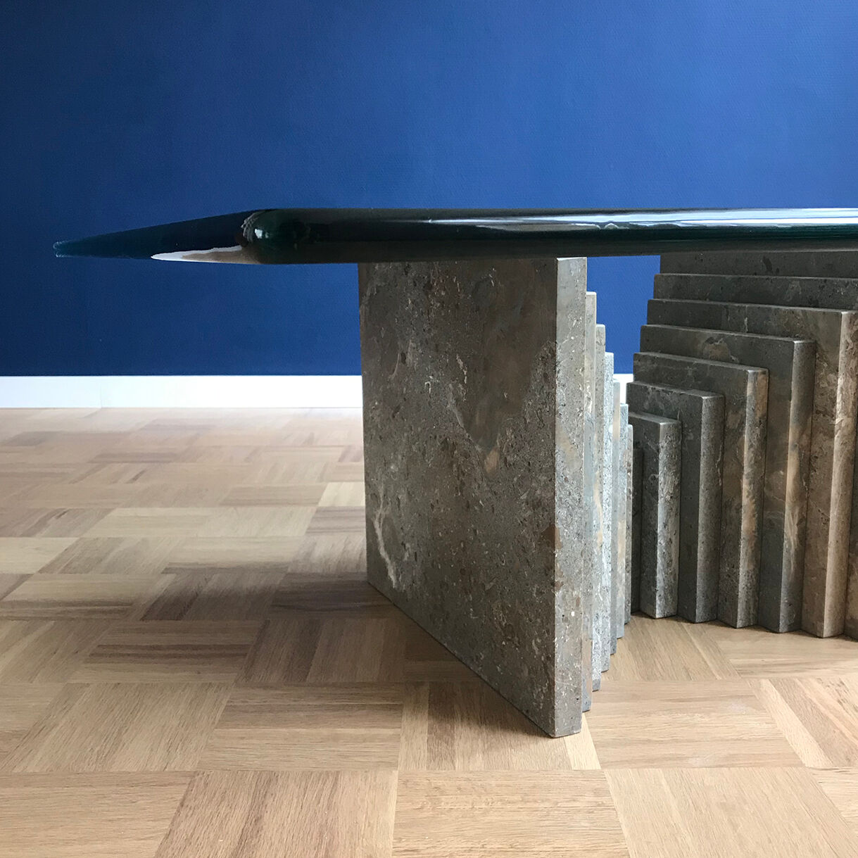 Table basse sculpturale en marbre de milieu de siècle