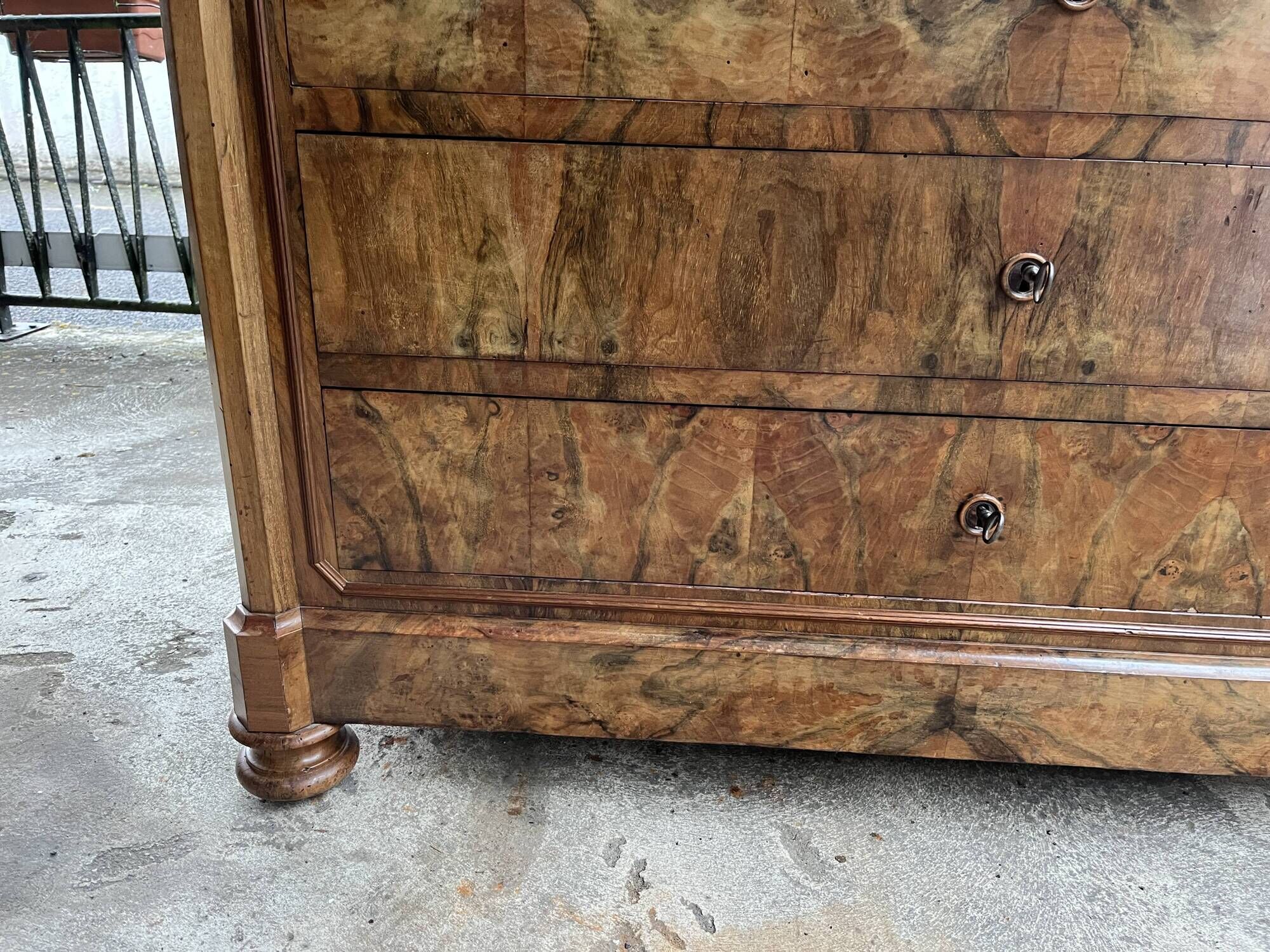 Antique Louis-Philippe elm burl chest of drawers, four drawers
