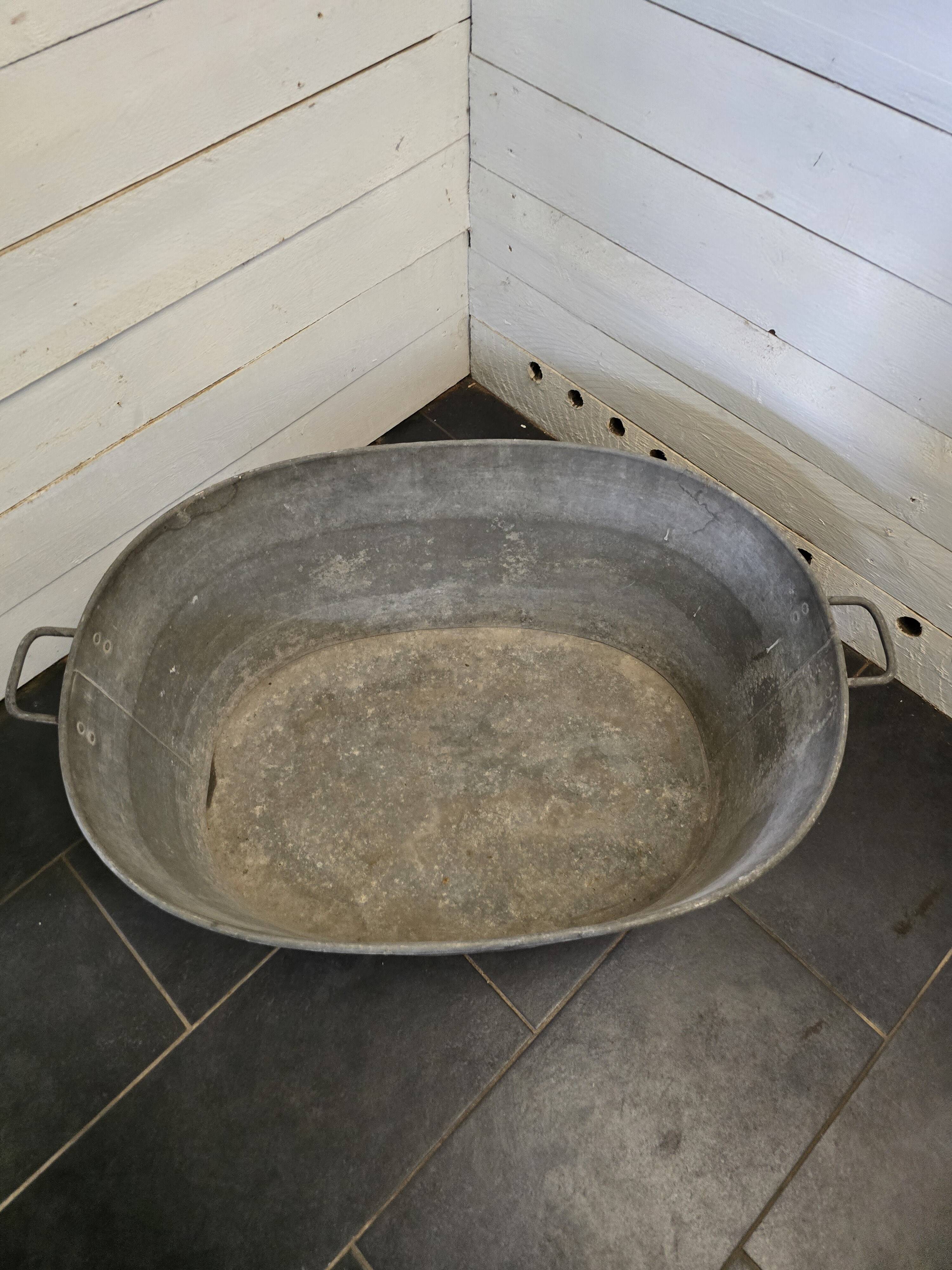 Oval zinc basin or bathtub