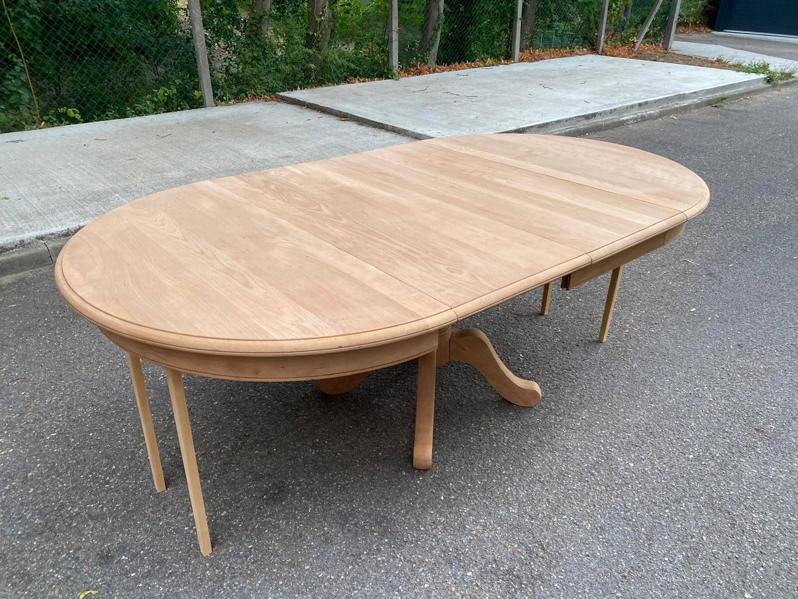 Table à manger ronde extensible décapée en merisier massif brut pied centra