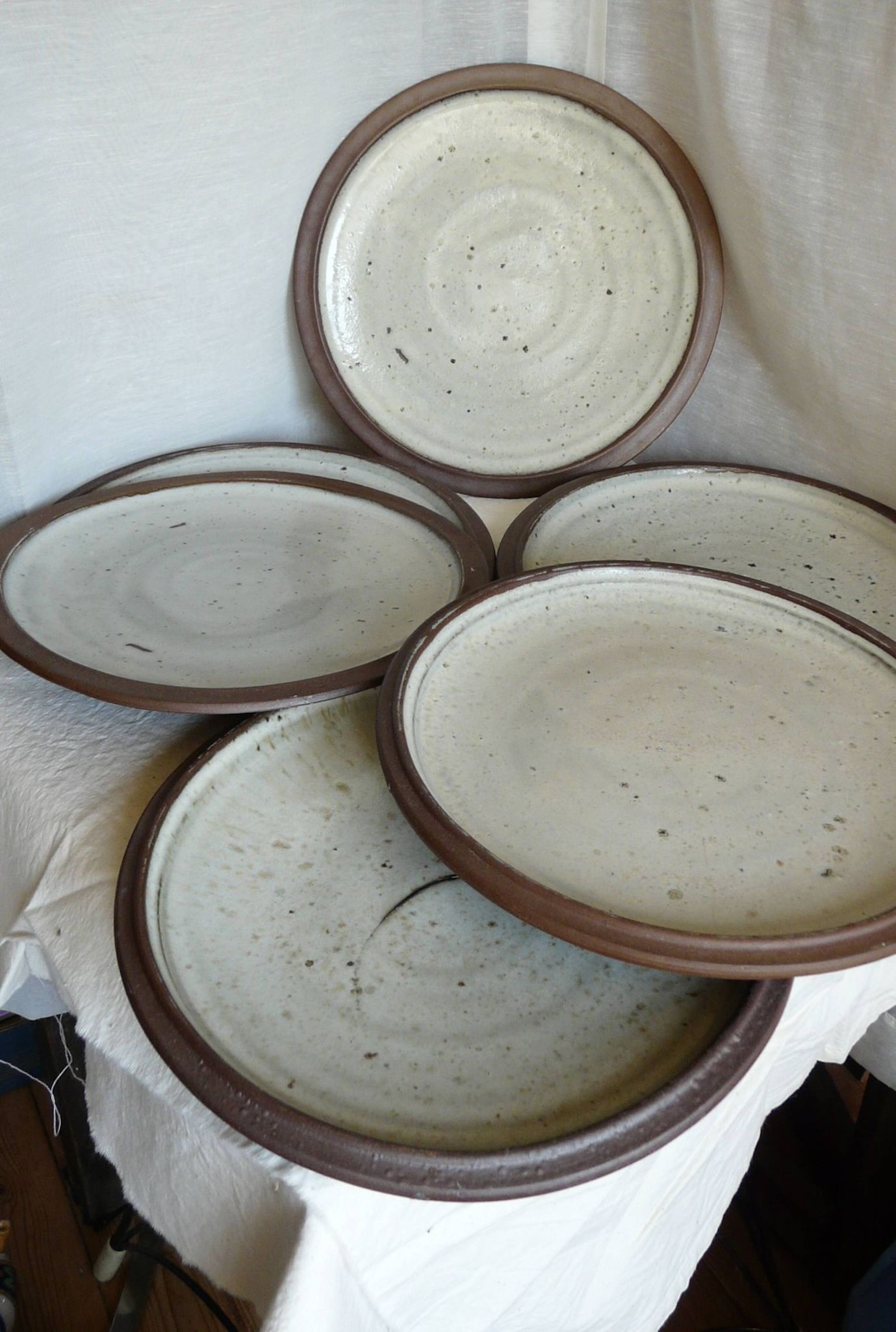 Service of 6 plates and a vintage pyrite stoneware dish from the 1970s-80s.