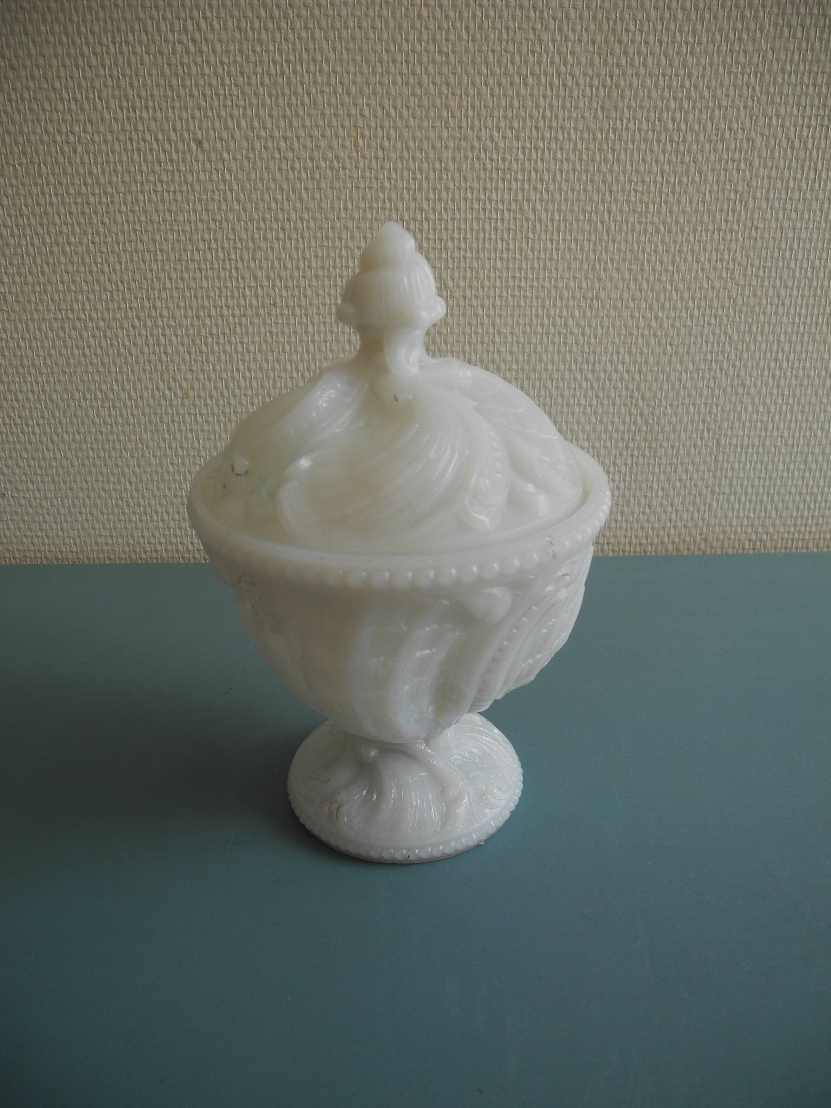 Sucrier, drageoir style Louis XV en opaline de Portieux