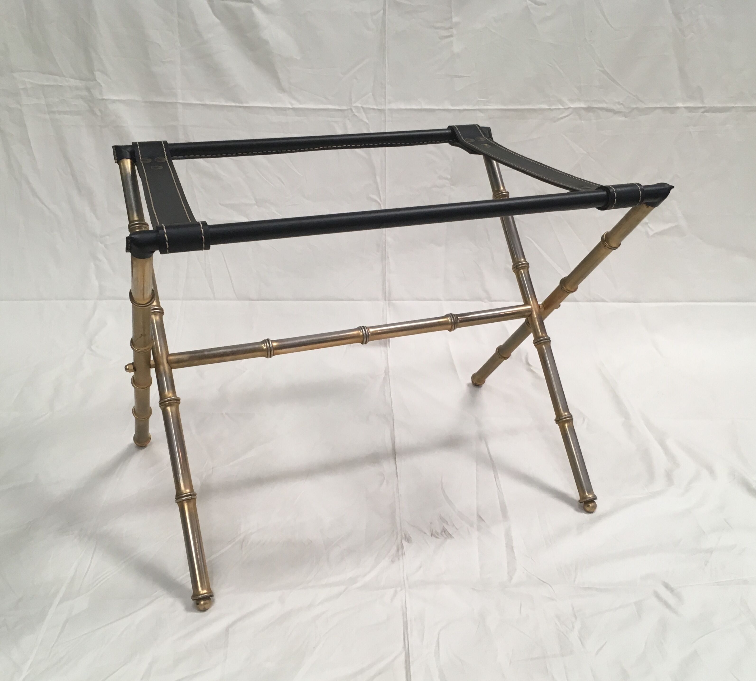 Table d'appoint vintage en laiton et cuir par Jacques Adnet 1950