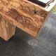 Table basse vintage en marbre et verre fumé.