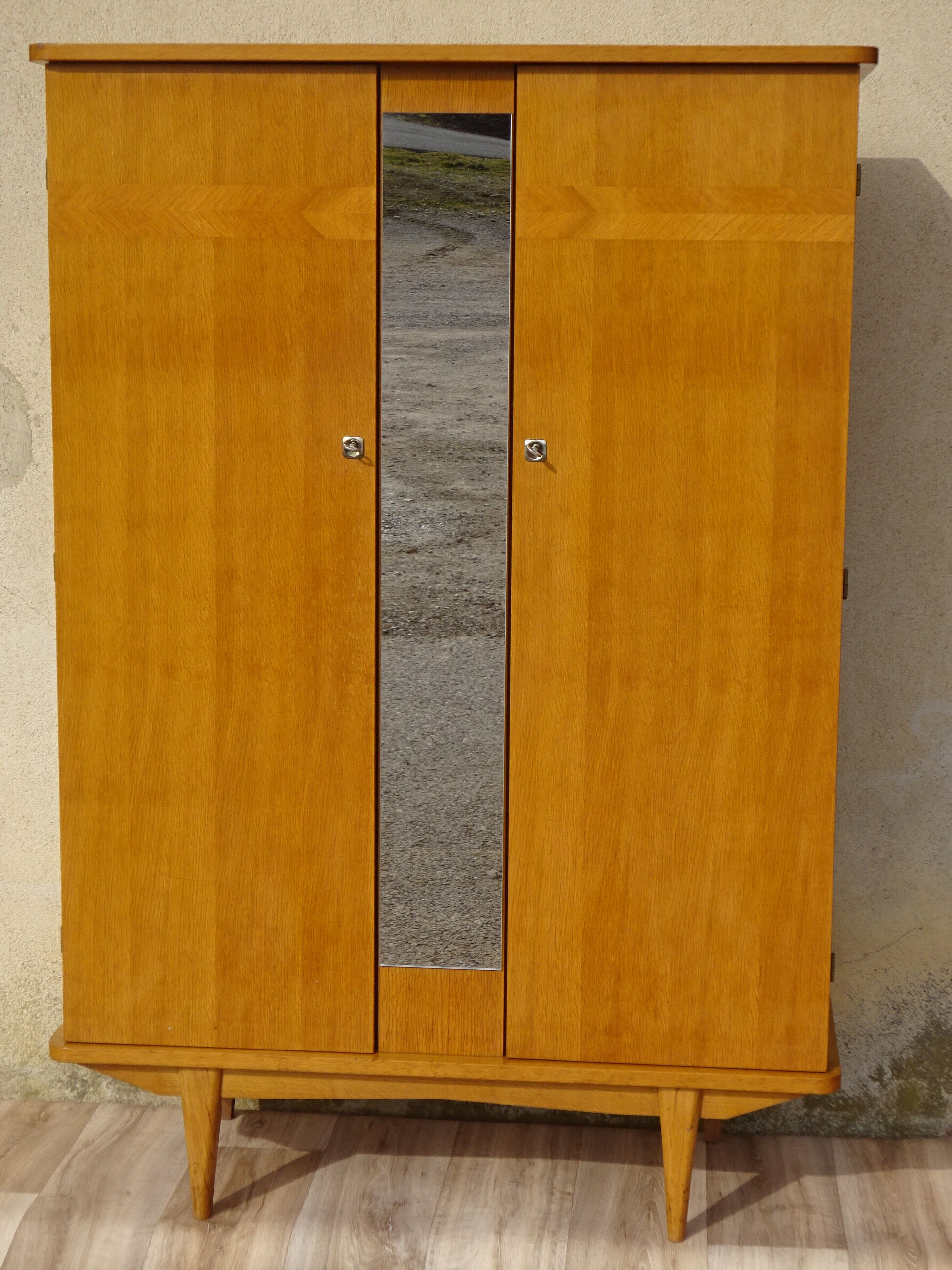 Armoire vintage, pieds compas