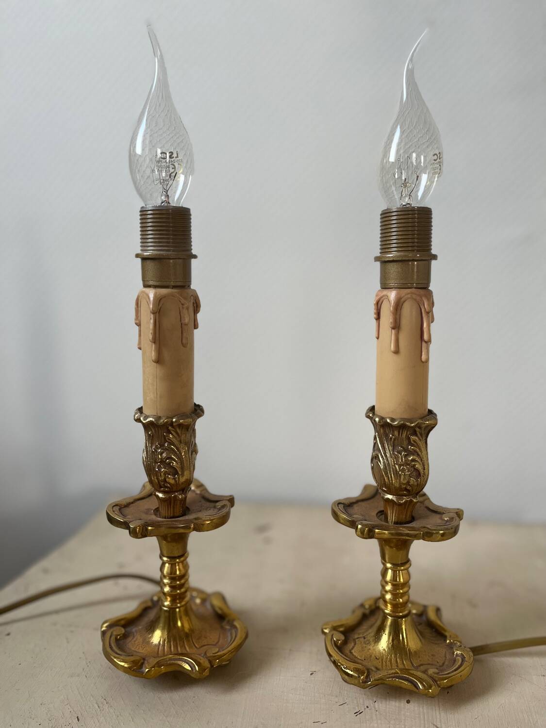 Paire de lampes en bronze rocaille Louis XV
