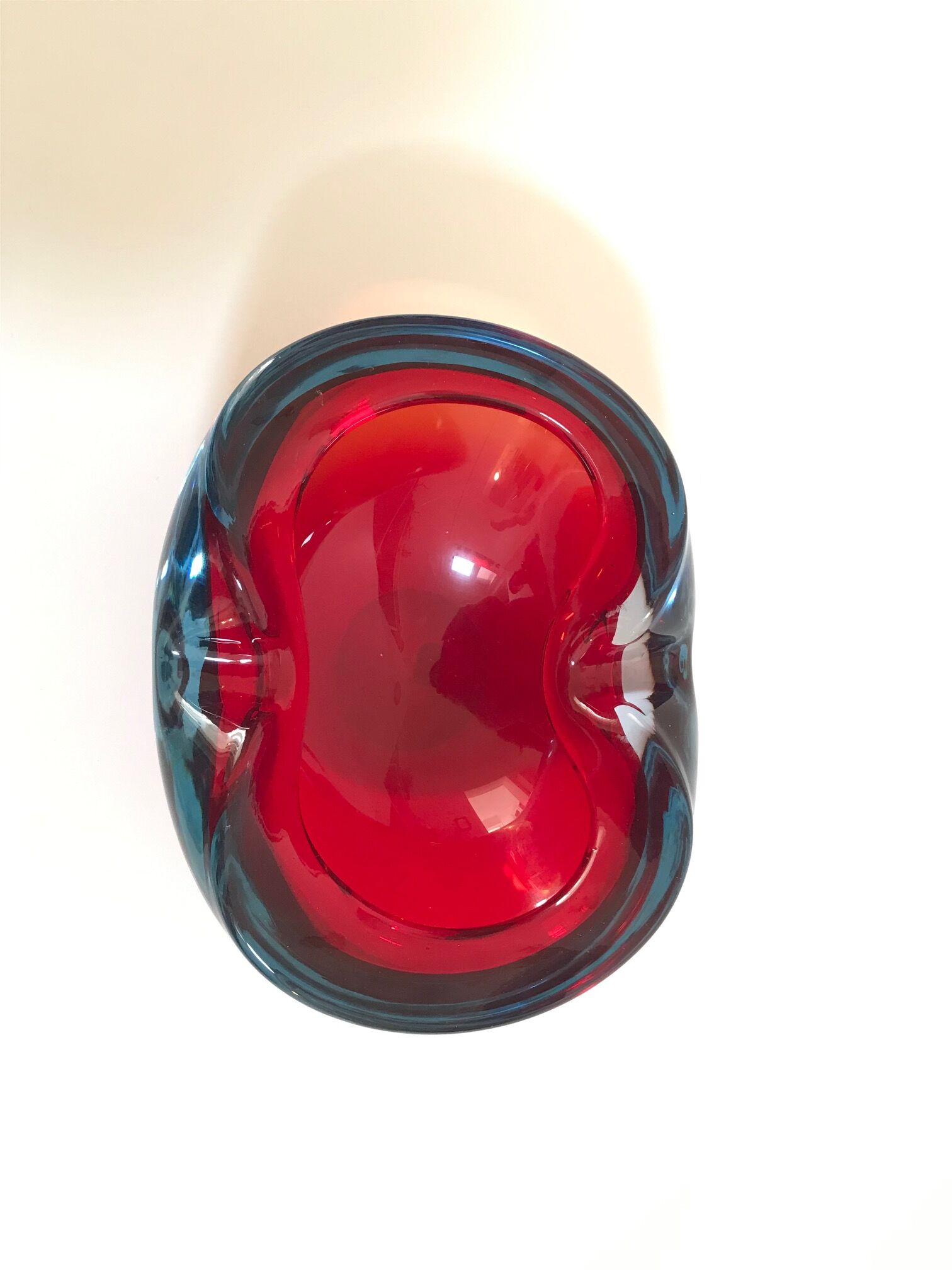 Cendrier rouge et bleu de flavio poli pour seguso, en verre de murano 1960