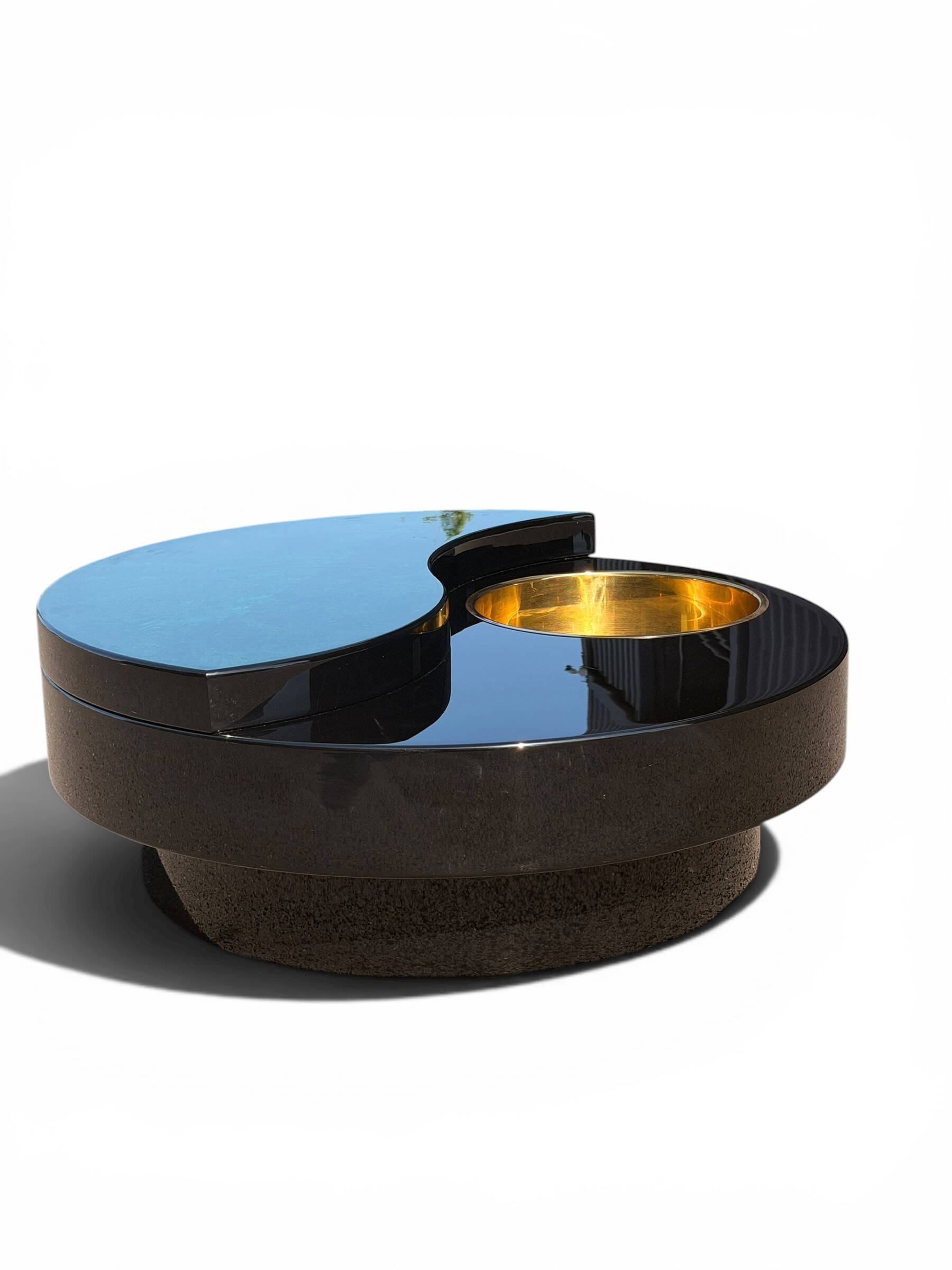 Table basse Willy Rizzo Yin-Yang - Laque, laiton & verre (Circa 70)