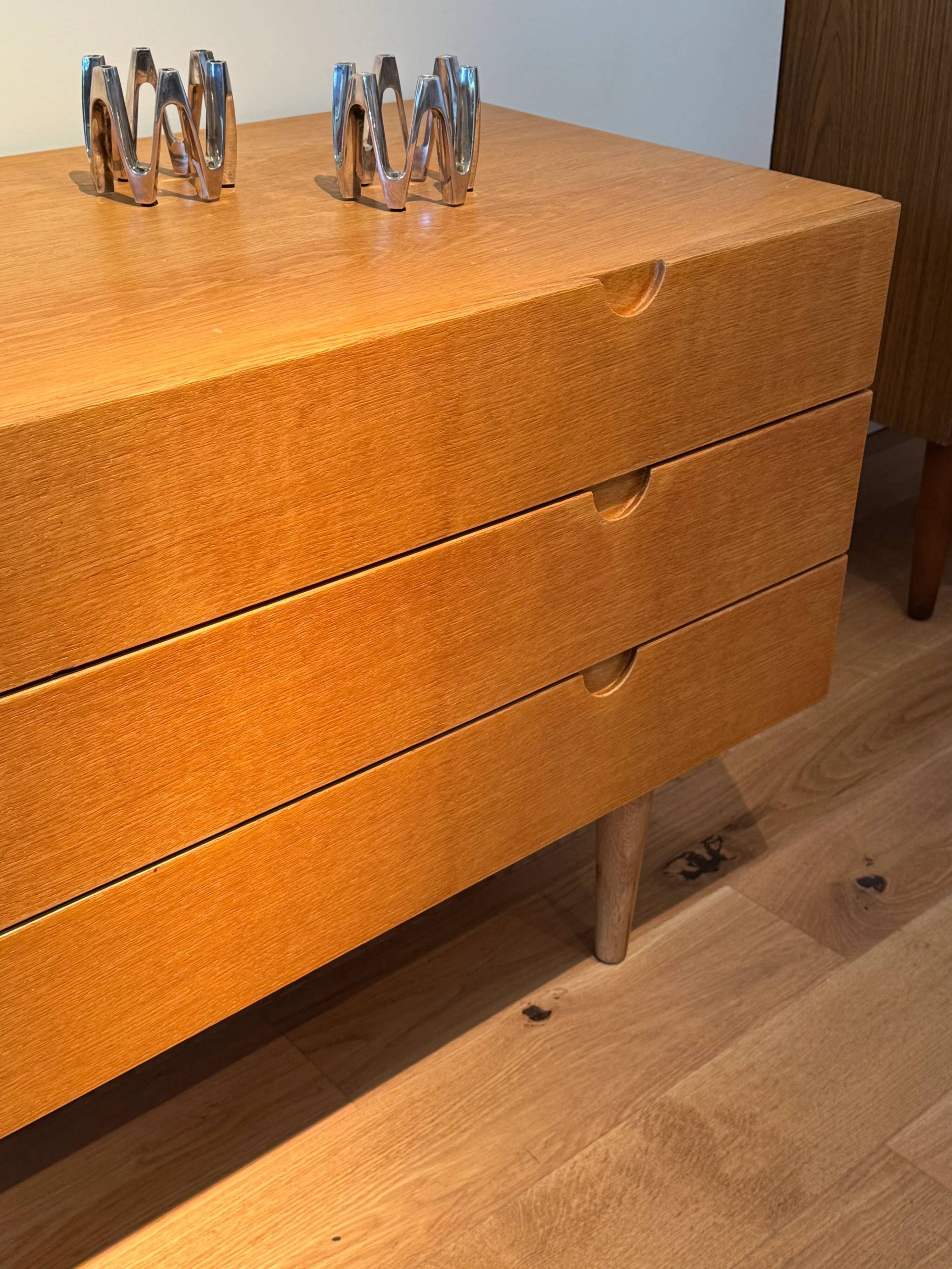 Commode scandinave vintage en chêne doré "Ebba"