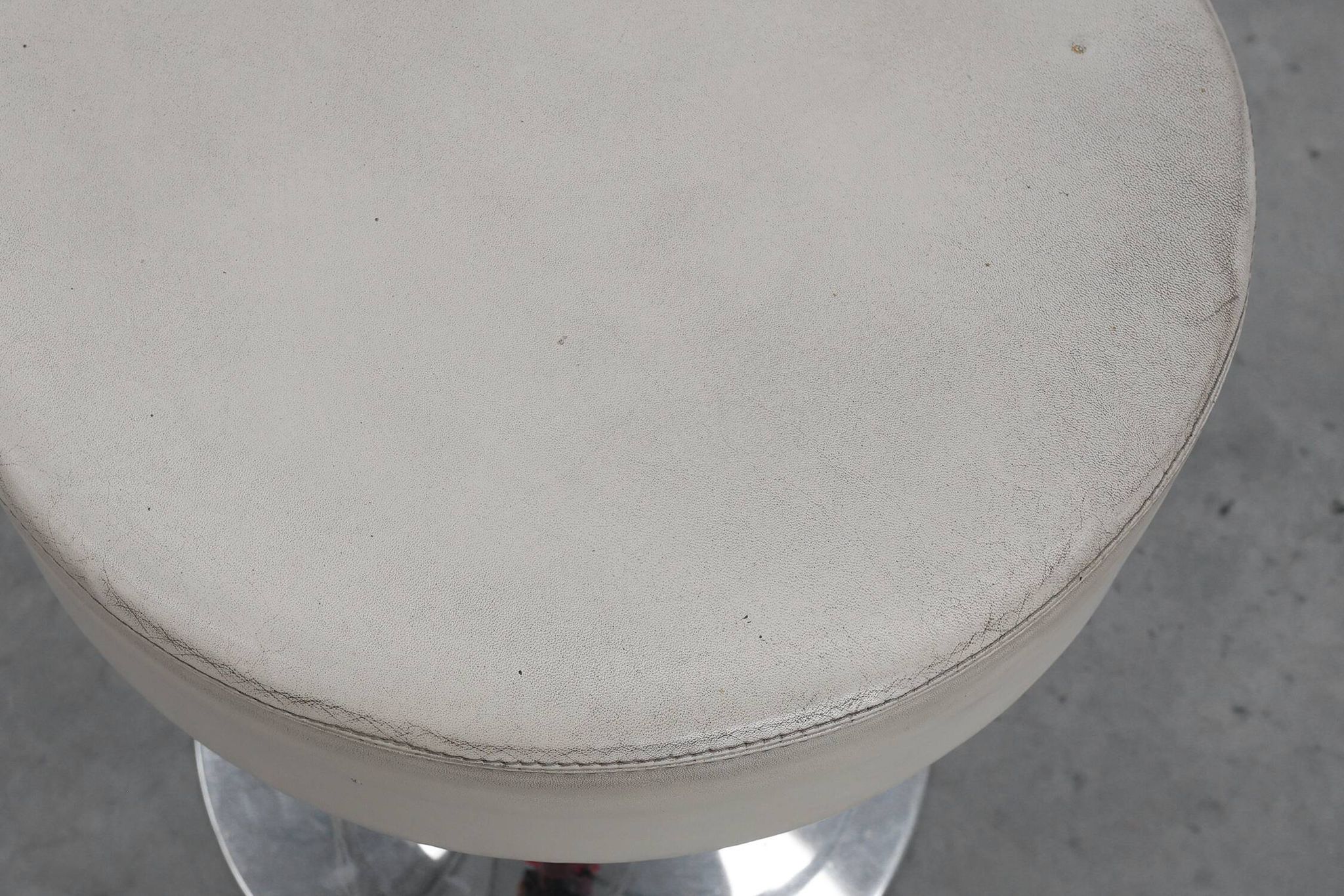 Tabouret vintage design Mid-century en chrome avec assise en cuir blanc, années 1970