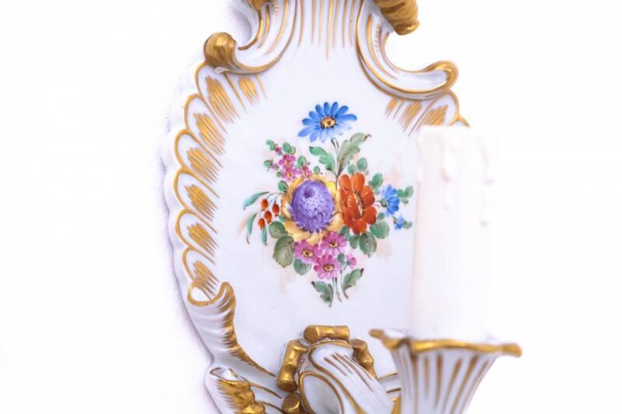 Une paire d'appliques murales en porcelaine de Capodimonte, Italie.