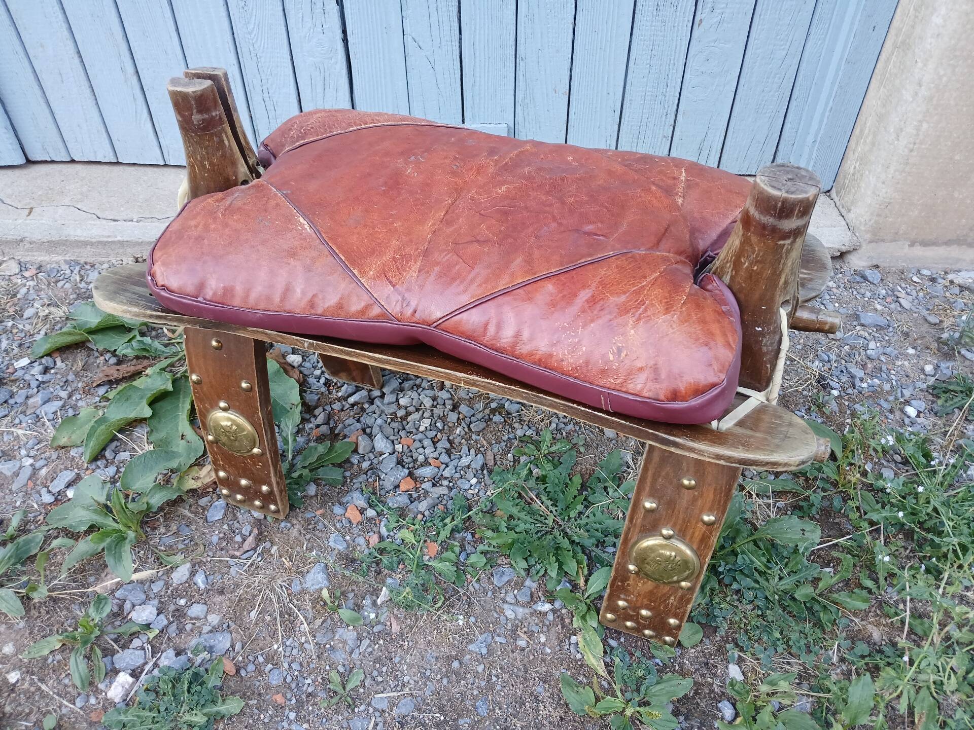Tabouret égyptien forme selle de chameau