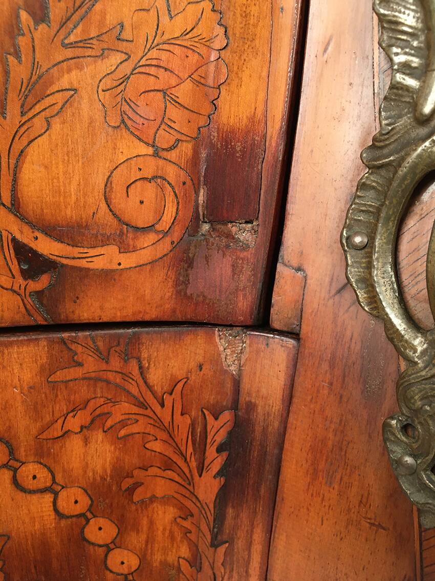 Louis XV style chest of drawers, richly inlaid, animated front and side. 19th century