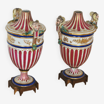 Paire de pots couverts en porcelaine, début XXème