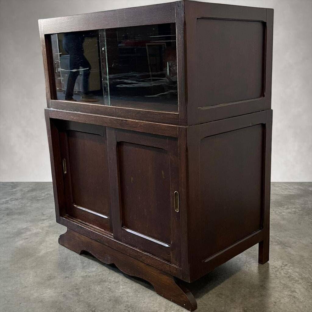 Armoire vitrine en bois vintage avec accent art déco