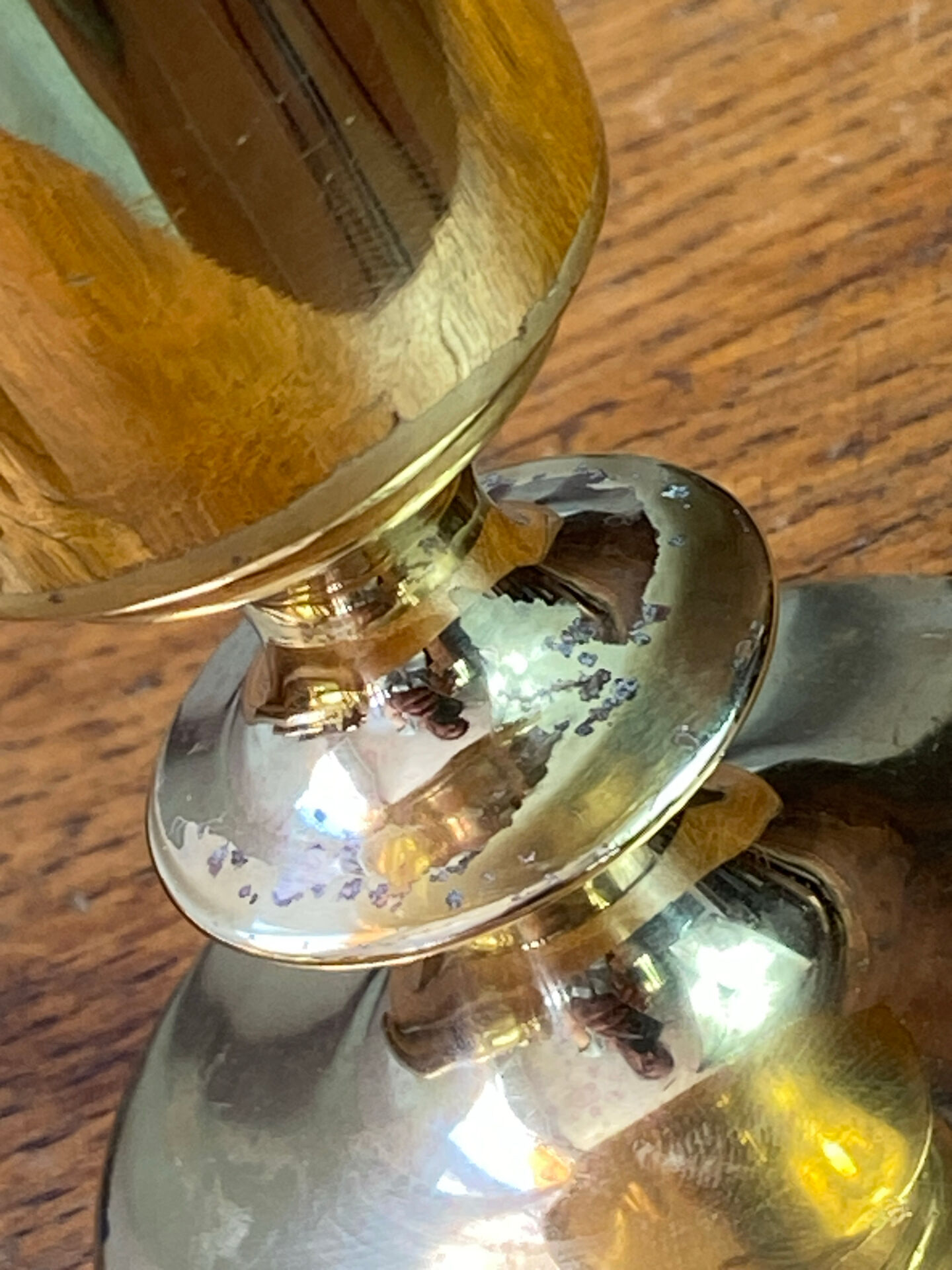 Set of candlesticks and tubular vases in solid brass.