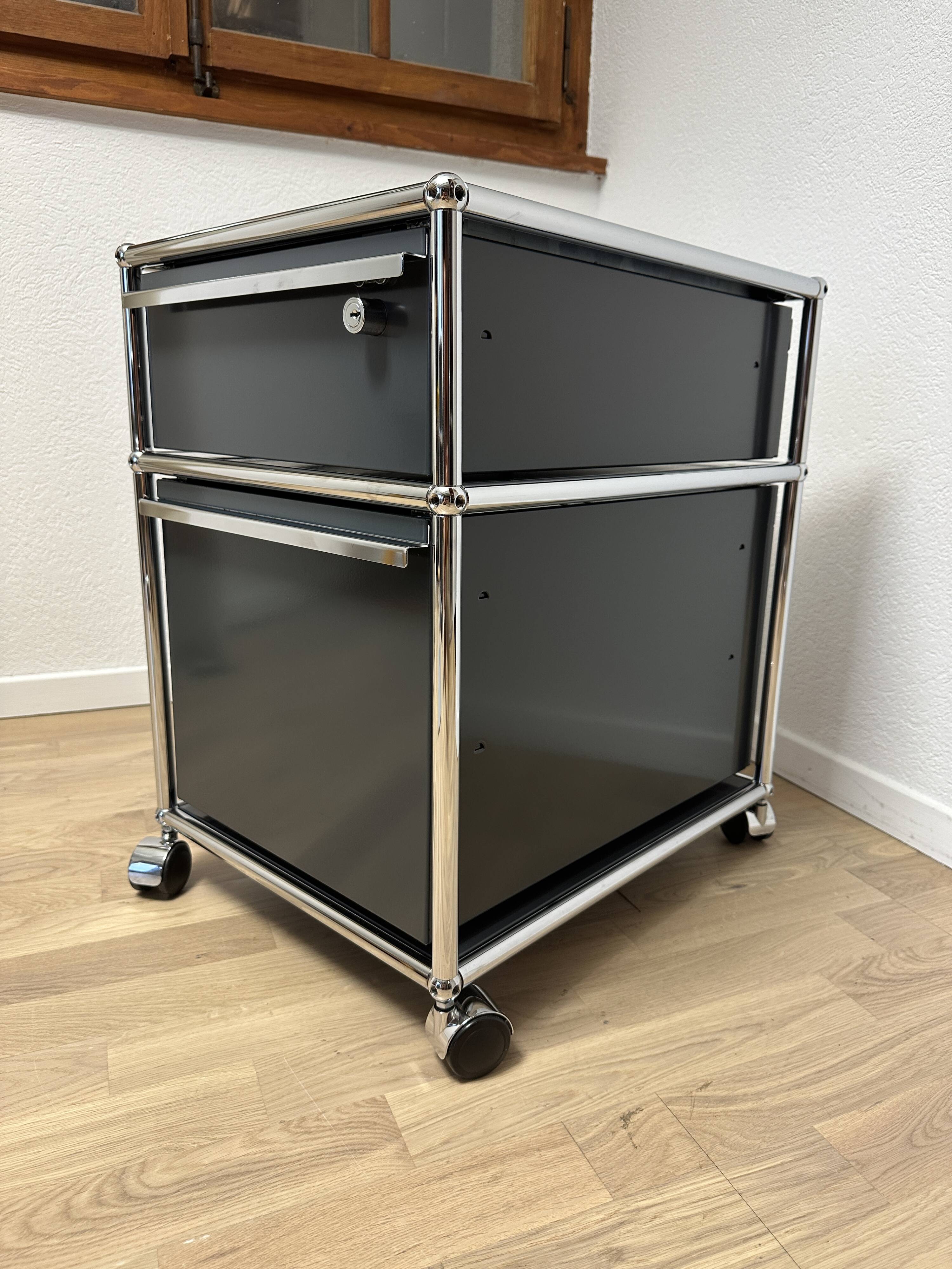 USM Haller wheeled cabinet in Anthracite Grey