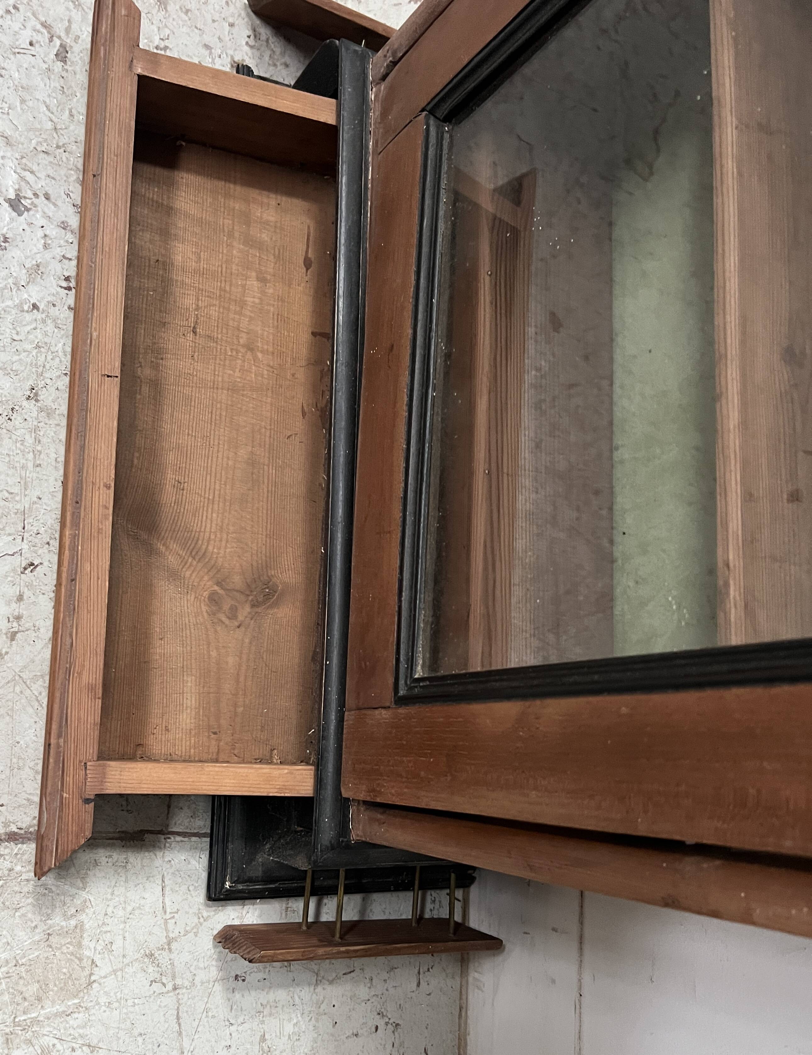 Vitrine murale en bois naturel XIX siècle