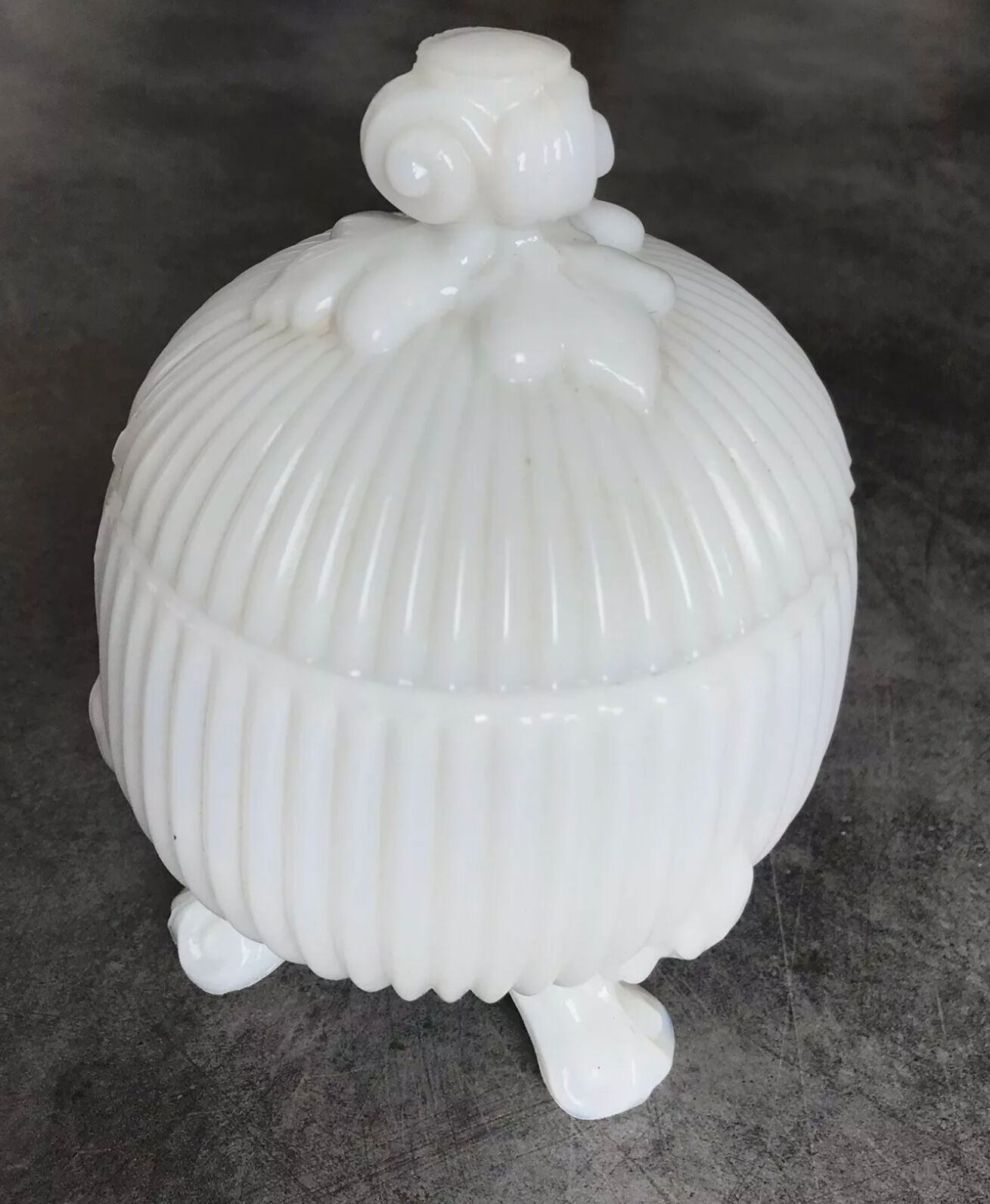 Bonbonnière in white opaline glass round tripodium shape