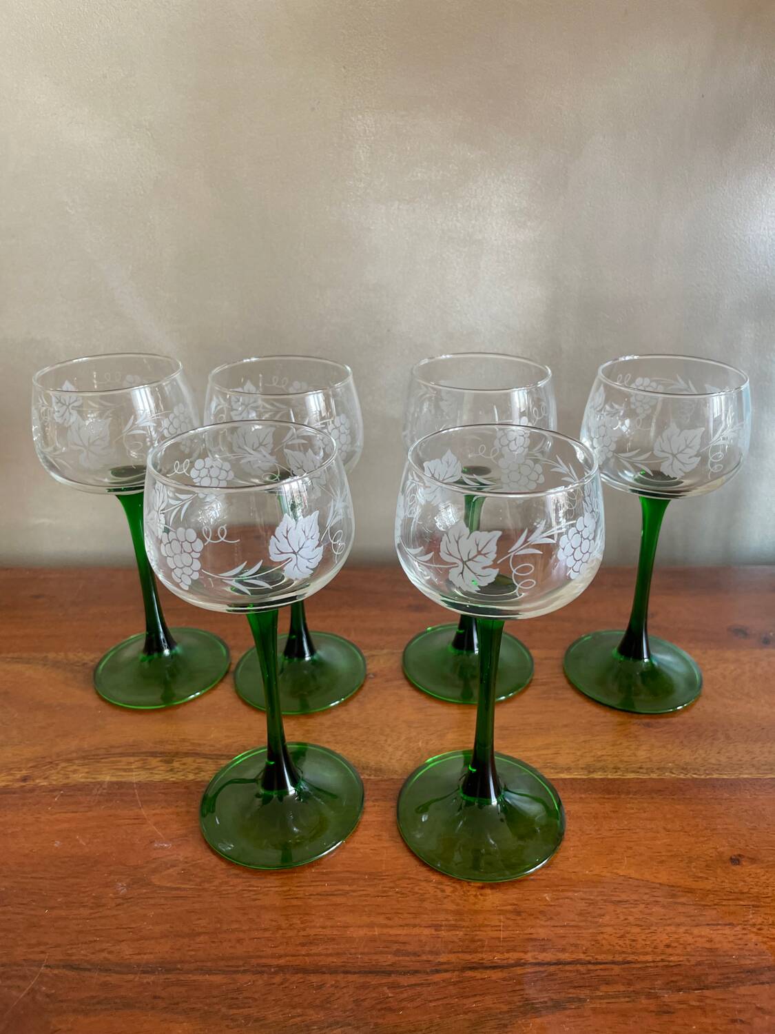 6 stemmed glasses with vine decor