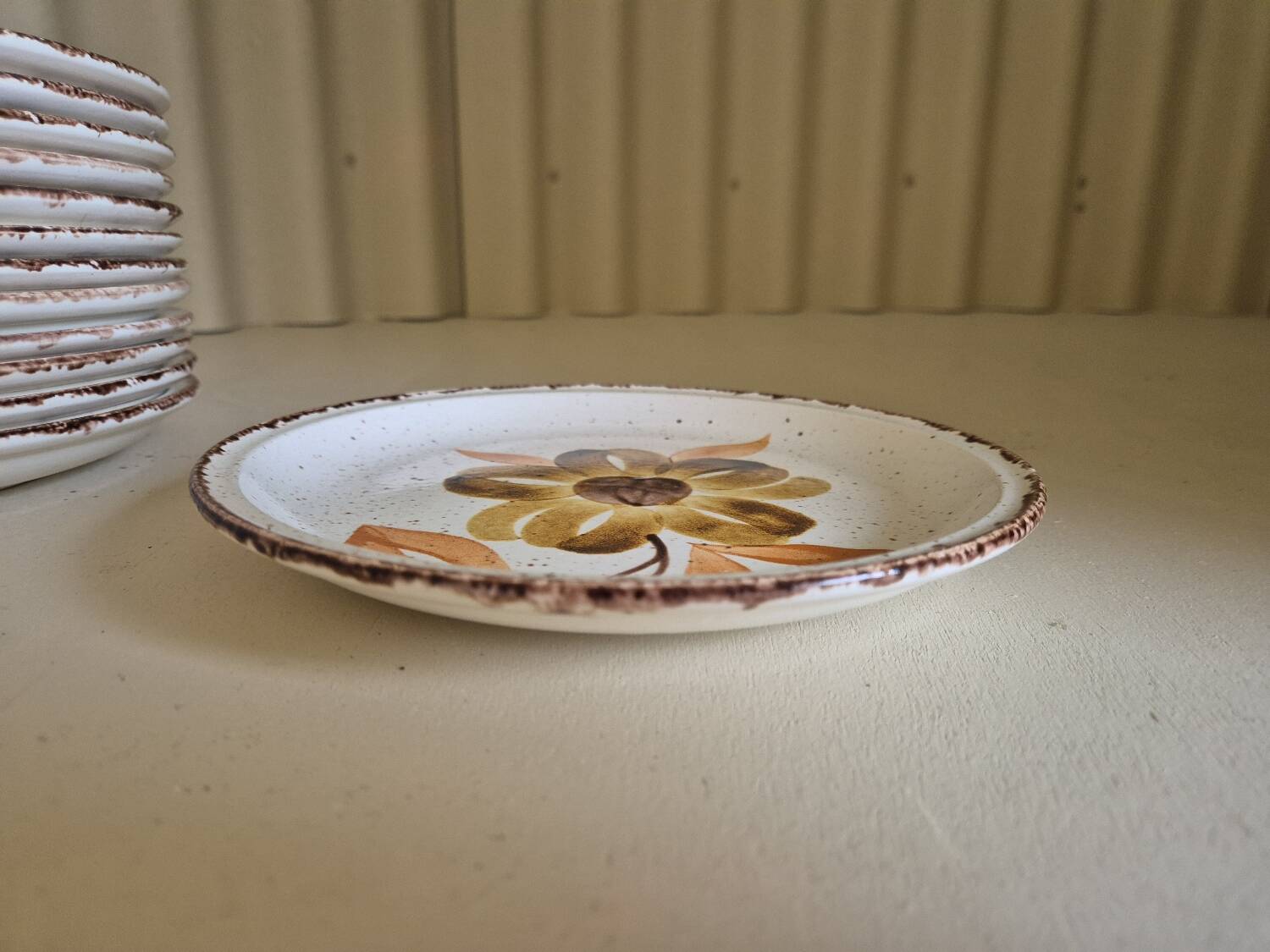 13 assiettes à décor de fleurs, 1970