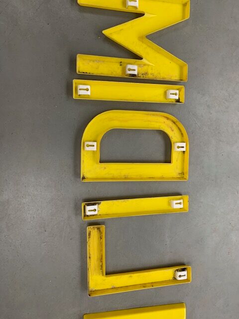 Lettres vintage plexi jaune années 70