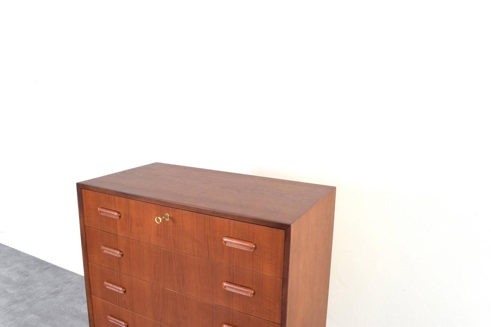 Commode en teck danois des années 1960.