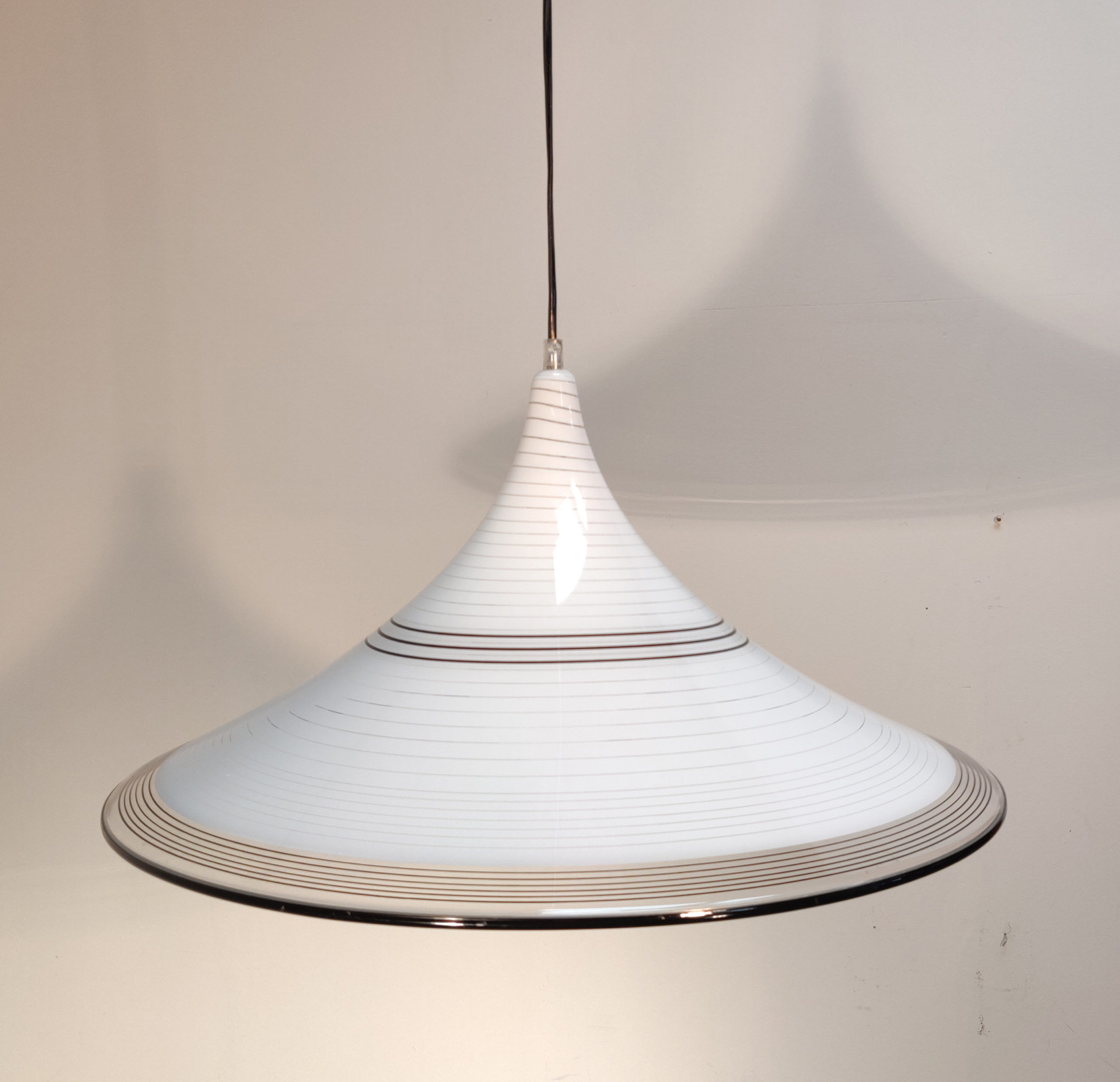 Chapeau de sorcière noir et blanc années 70