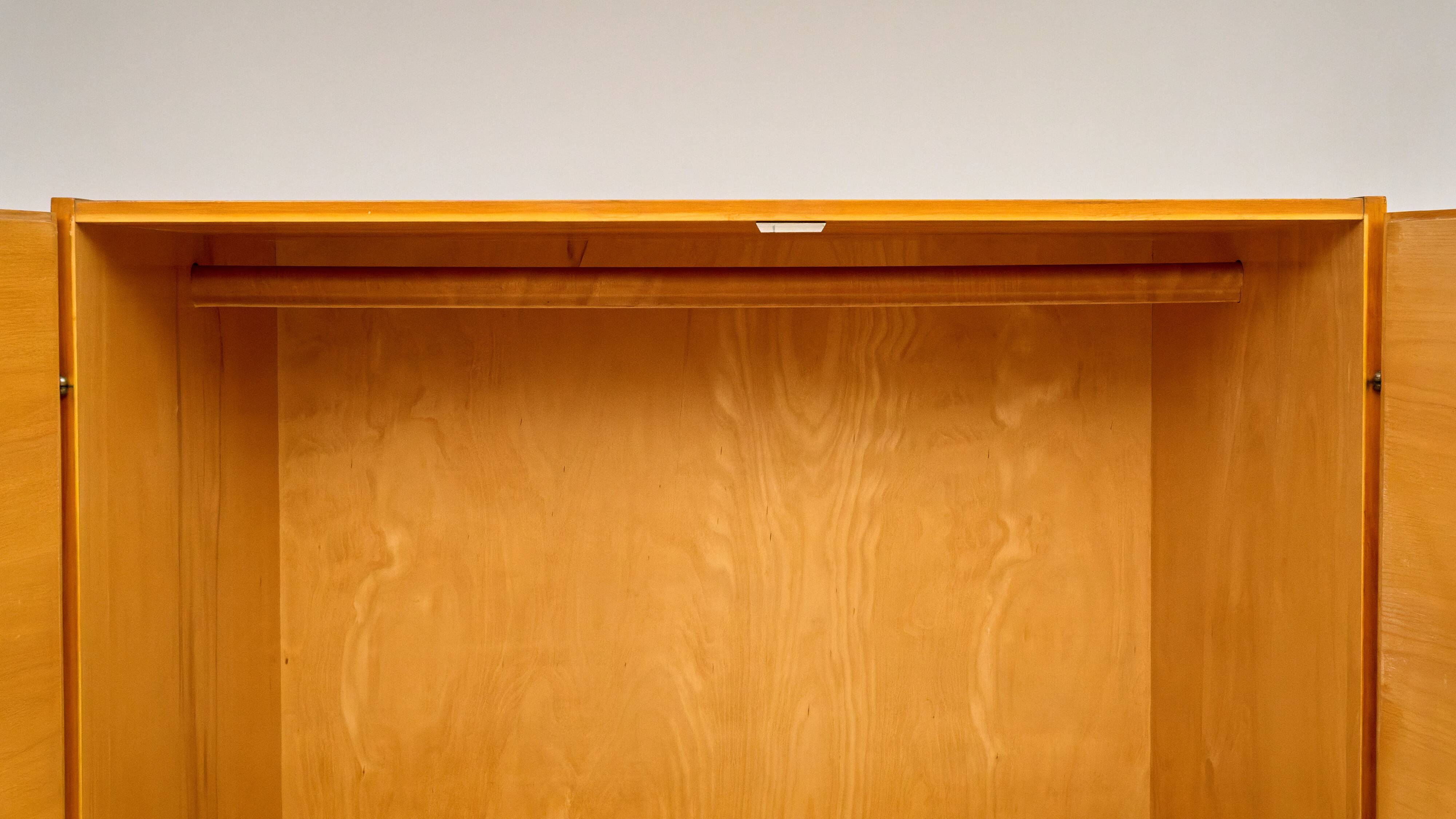 Armoire à deux portes conçue par Mojmír Požár, Tchécoslovaquie, années 1960.