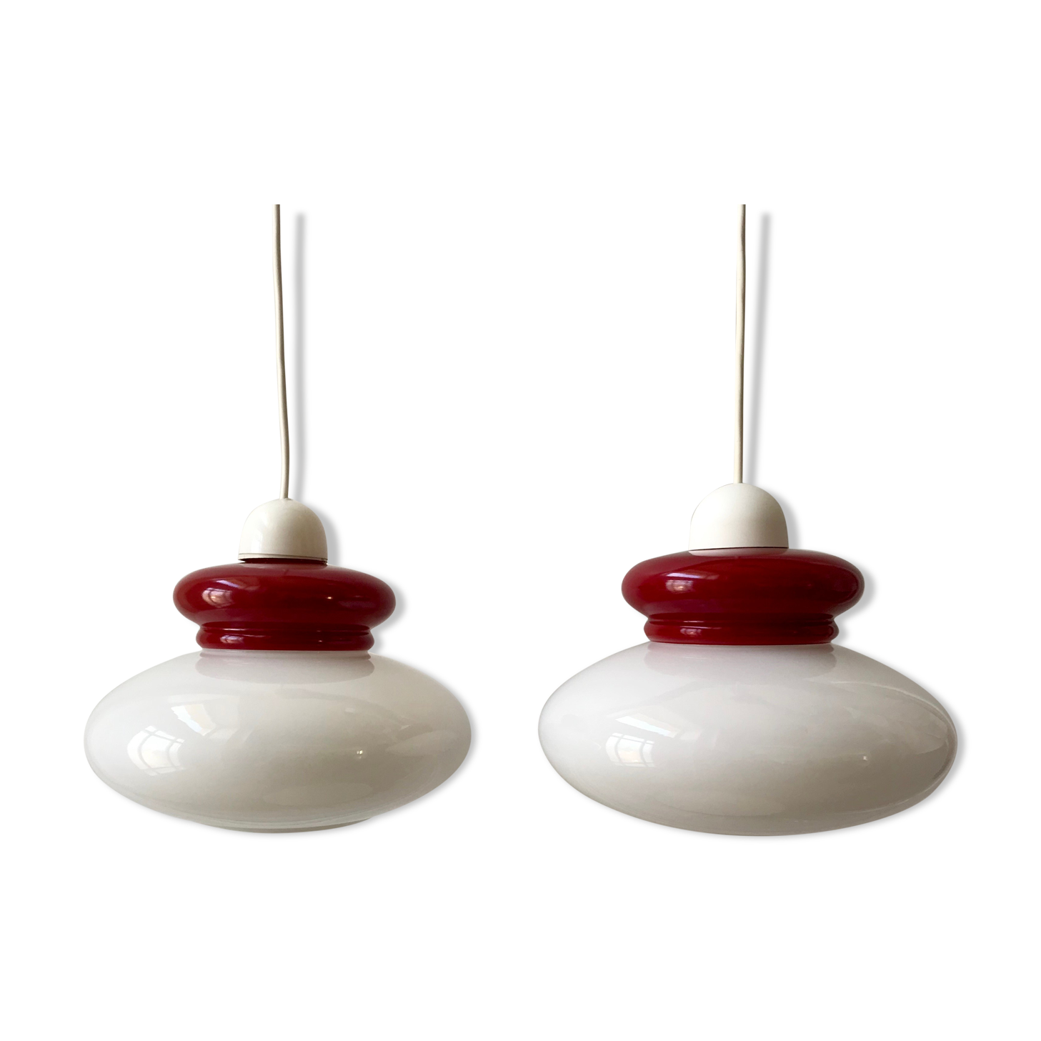Duo de suspensions en opaline blanche et rouge années 50