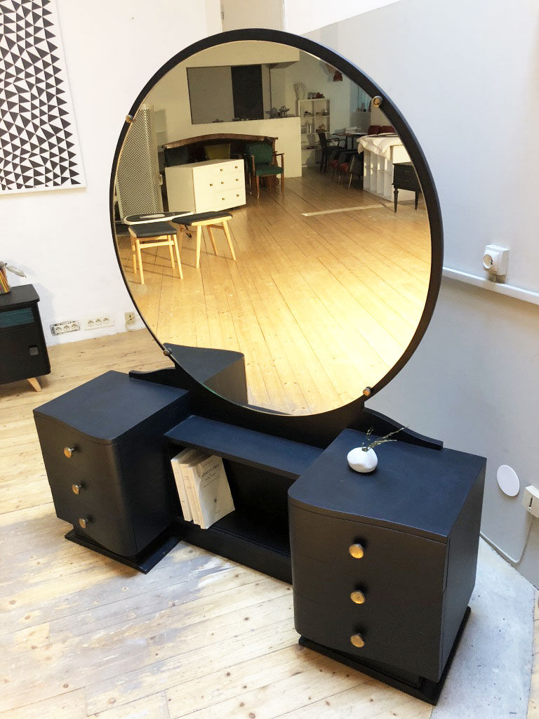 Hairdresser to the mirror round black vintage